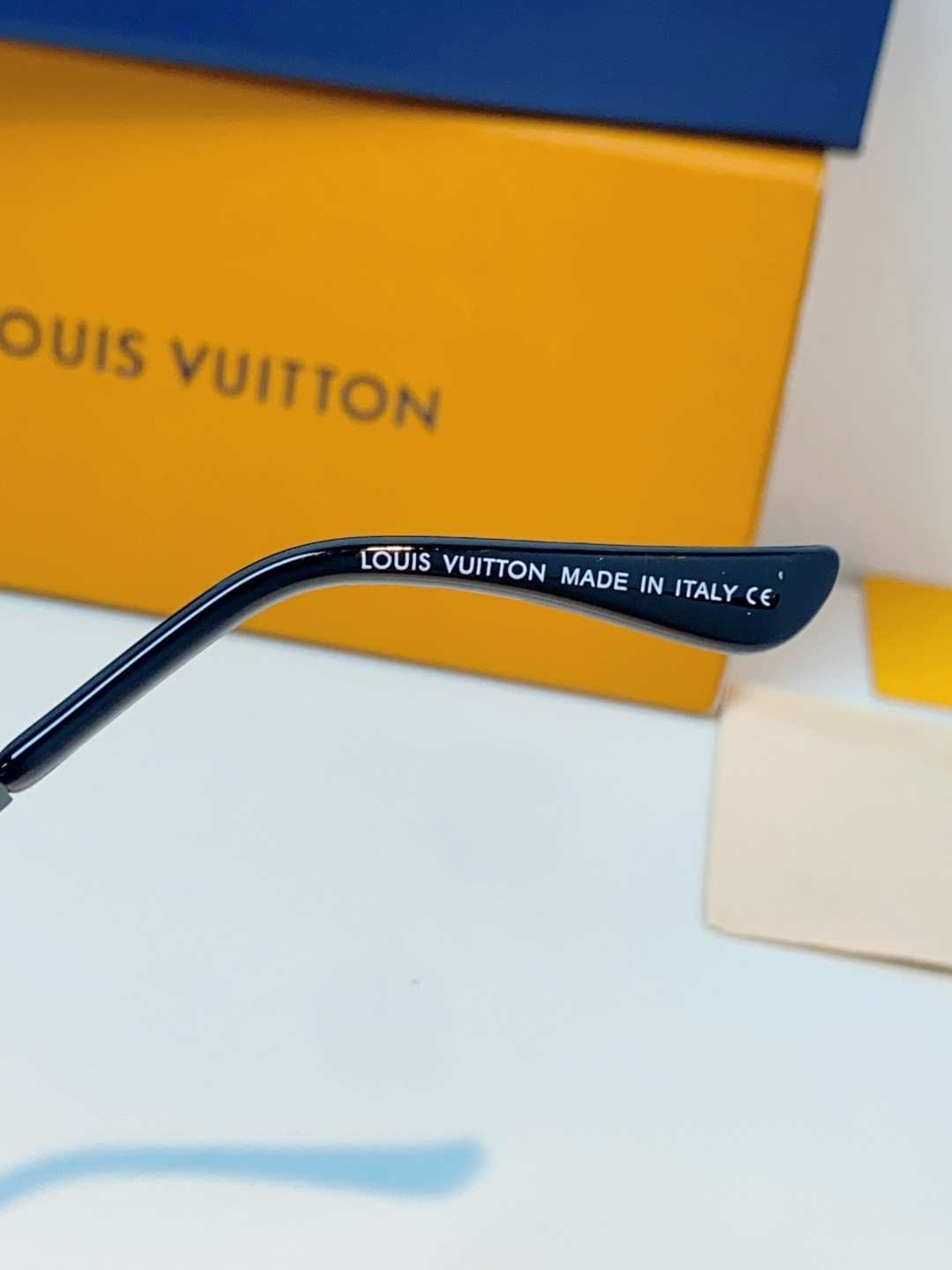 Louis Vuitton 路易威登 经典双梁飞行员镜框，利落金属线条利落大气，上脸修饰脸型，利落显脸小，自带高级酷感，