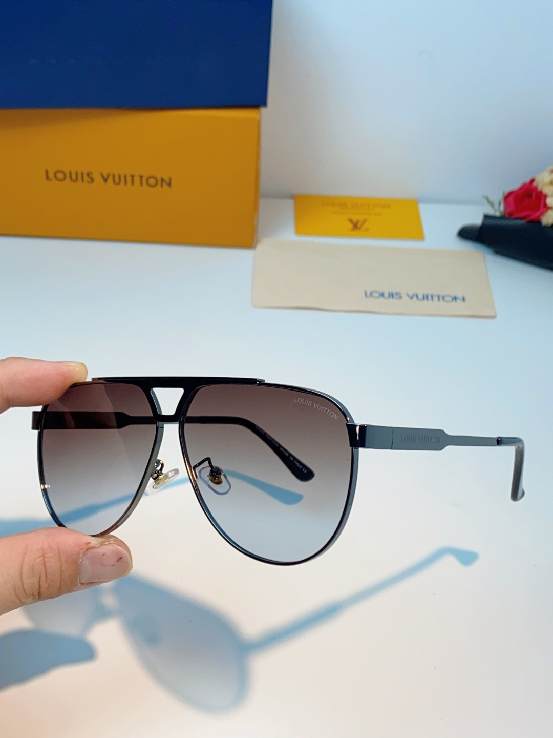 Louis Vuitton 路易威登 经典双梁飞行员镜框，利落金属线条利落大气，上脸修饰脸型，利落显脸小，自带高级酷感，