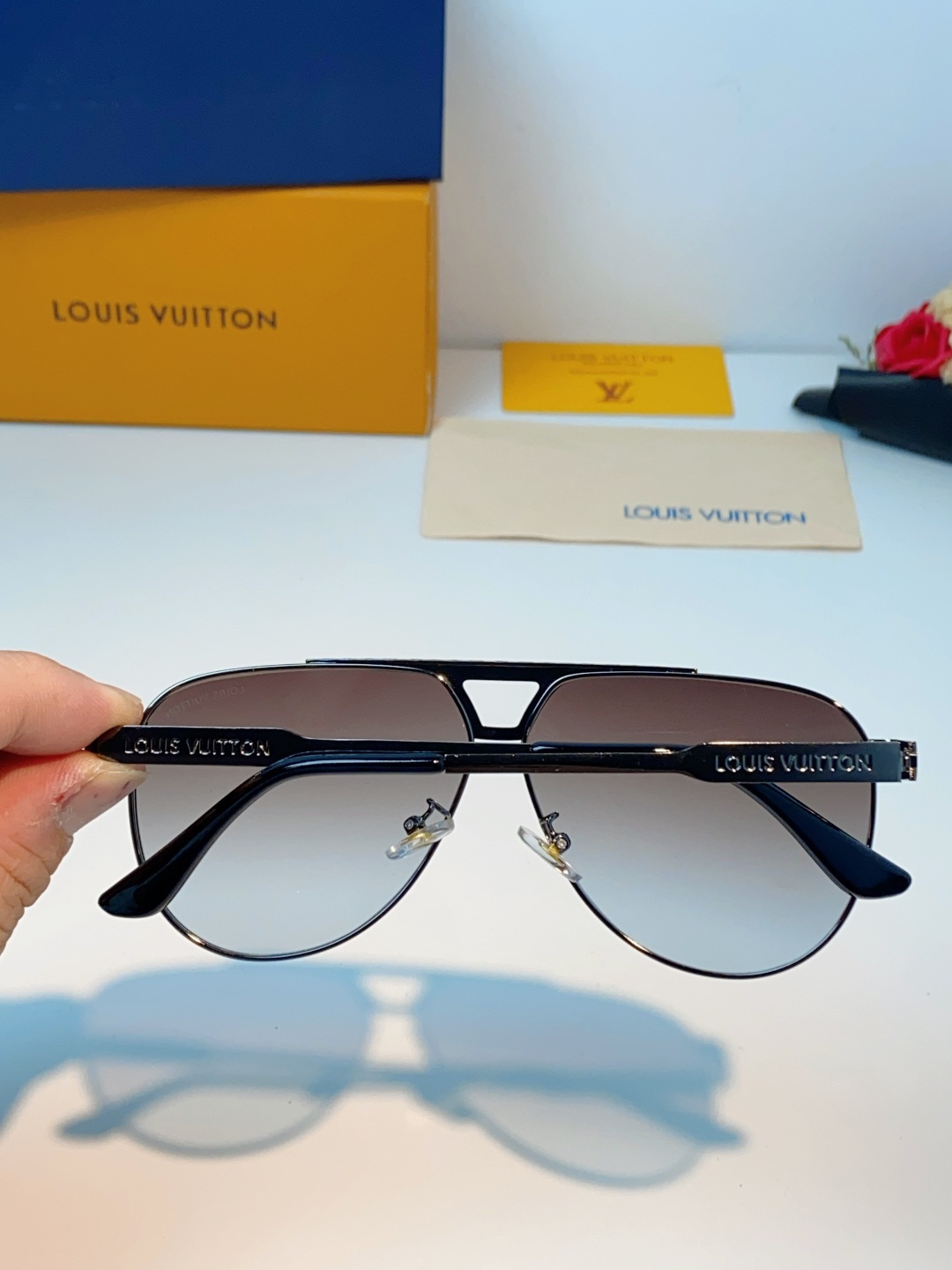 Louis Vuitton 路易威登 经典双梁飞行员镜框，利落金属线条利落大气，上脸修饰脸型，利落显脸小，自带高级酷感，