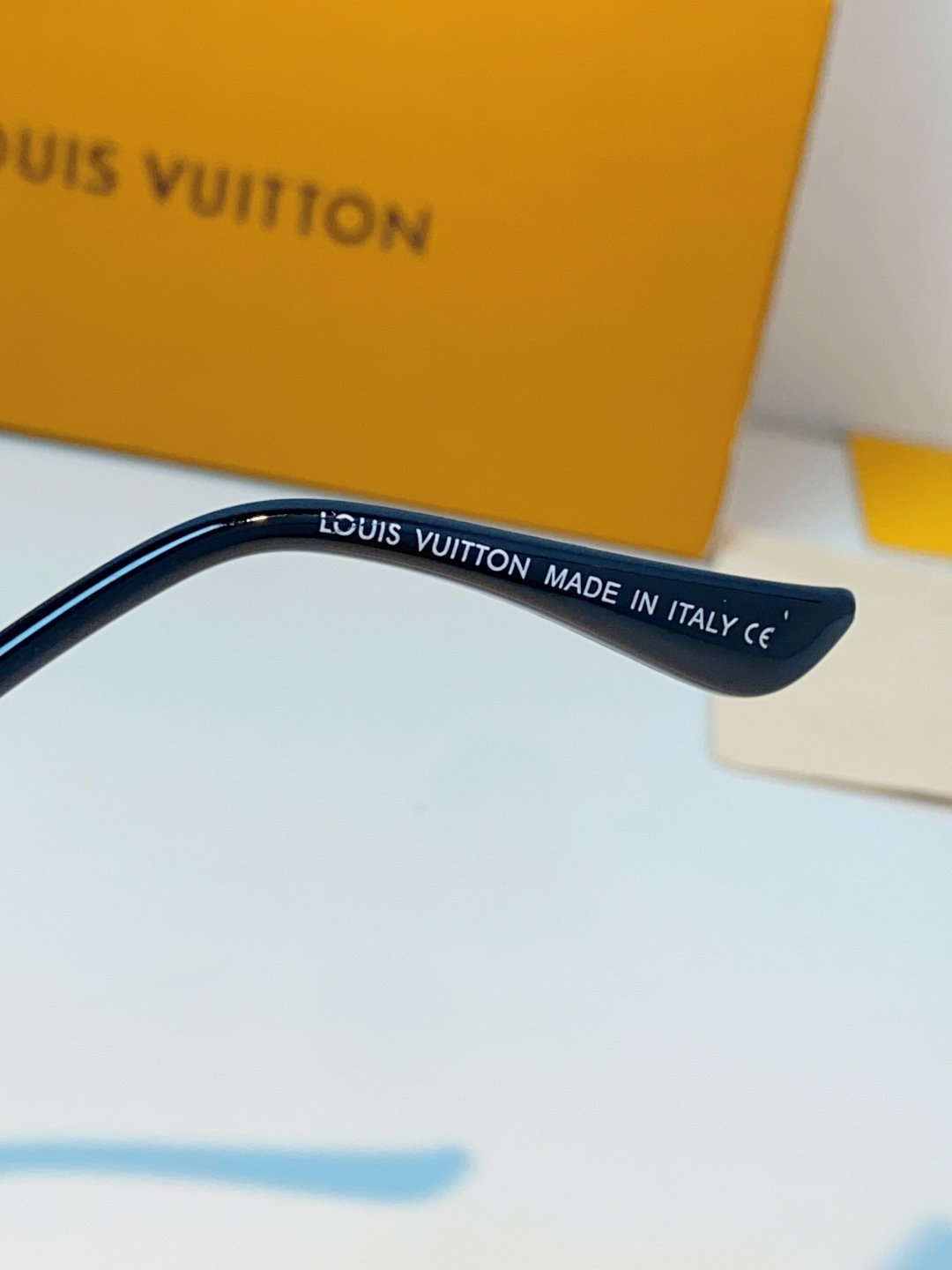 Louis Vuitton 路易威登 经典双梁飞行员镜框，利落金属线条利落大气，上脸修饰脸型，利落显脸小，自带高级酷感，