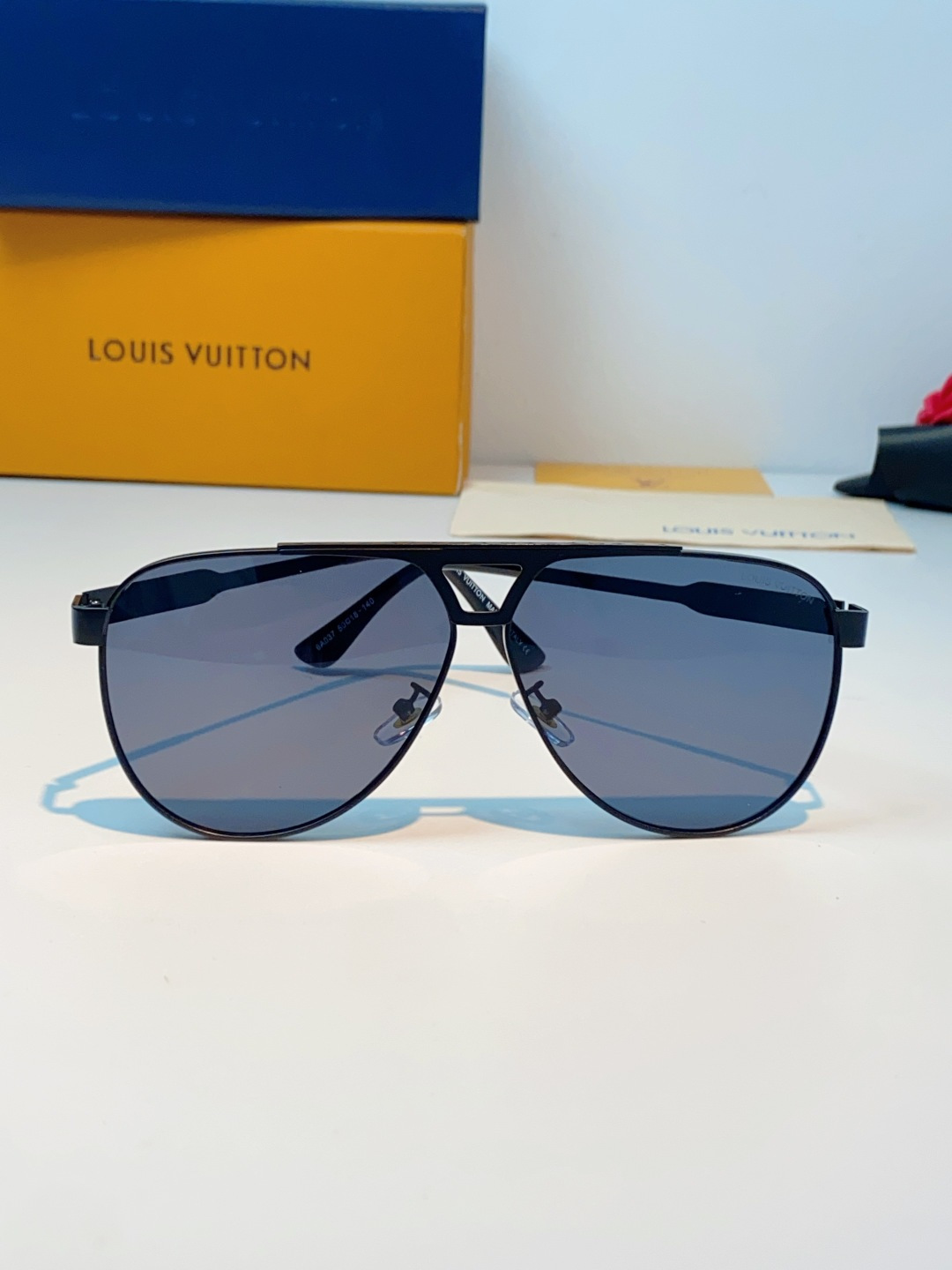 Louis Vuitton 路易威登 经典双梁飞行员镜框，利落金属线条利落大气，上脸修饰脸型，利落显脸小，自带高级酷感，