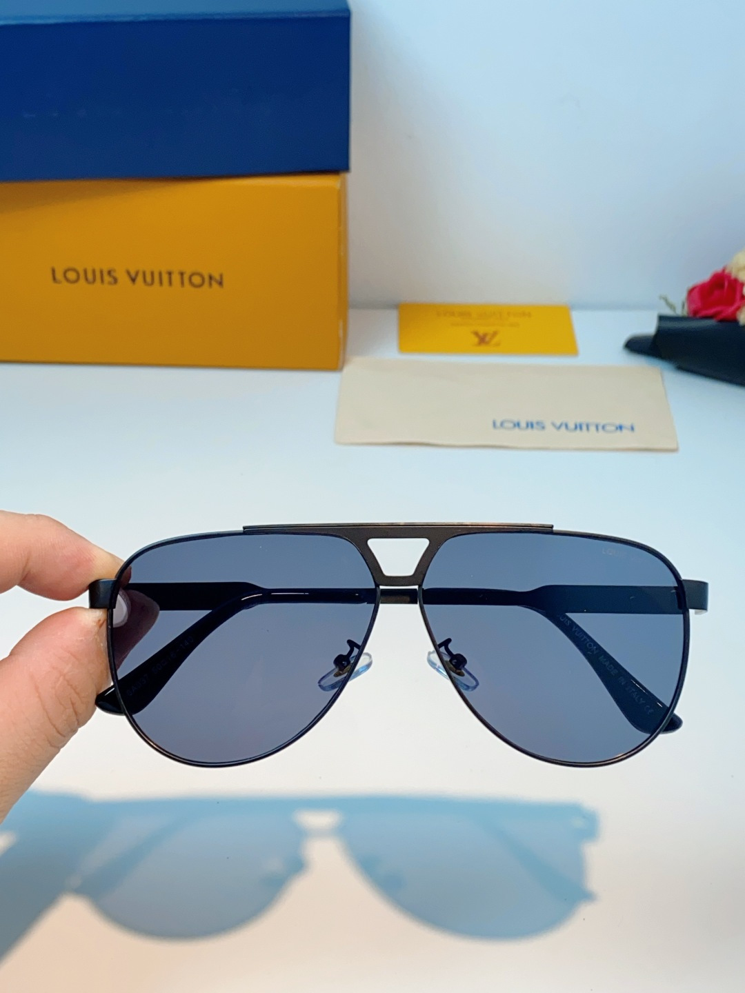 Louis Vuitton 路易威登 经典双梁飞行员镜框，利落金属线条利落大气，上脸修饰脸型，利落显脸小，自带高级酷感，
