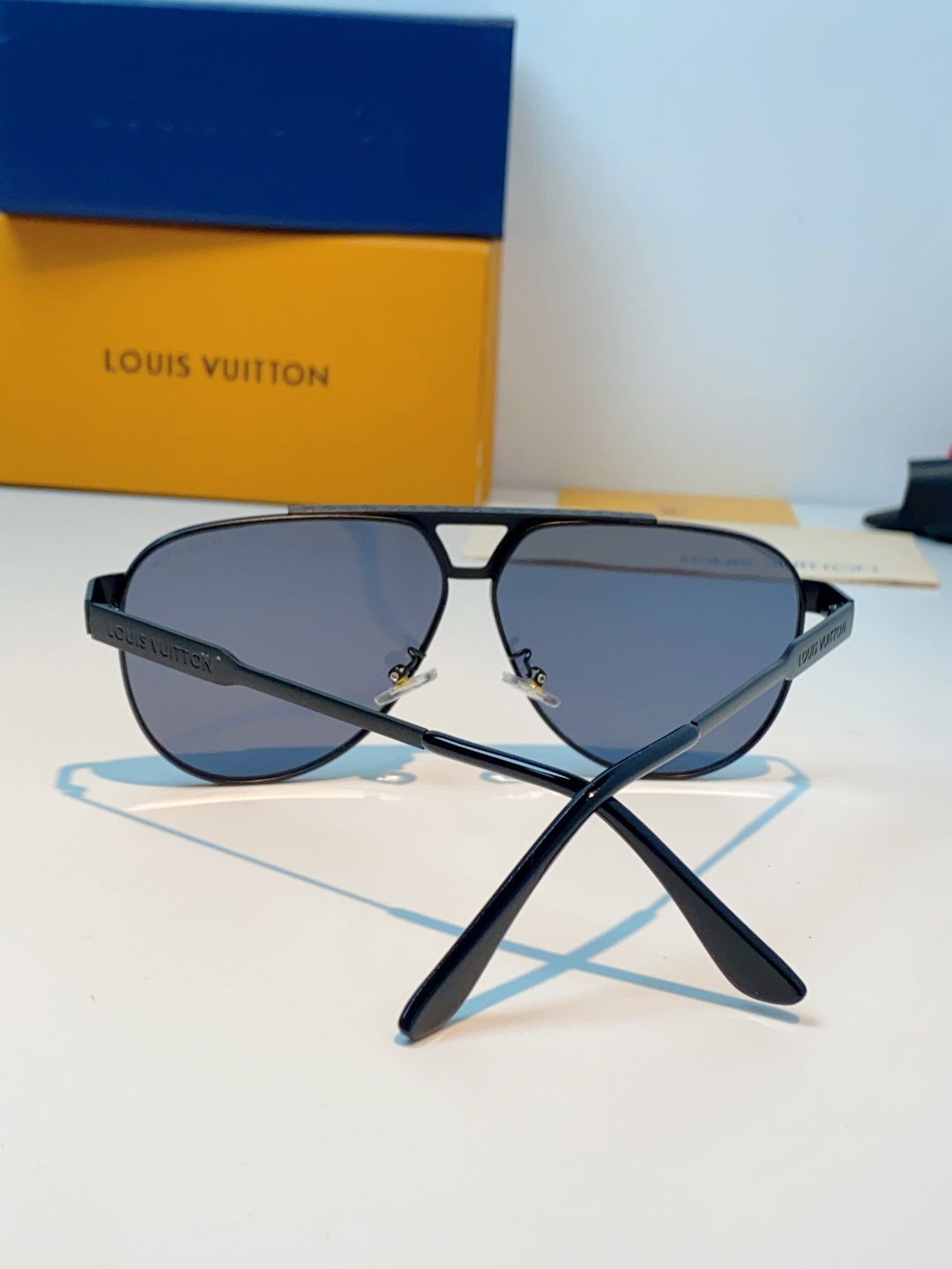 Louis Vuitton 路易威登 经典双梁飞行员镜框，利落金属线条利落大气，上脸修饰脸型，利落显脸小，自带高级酷感，