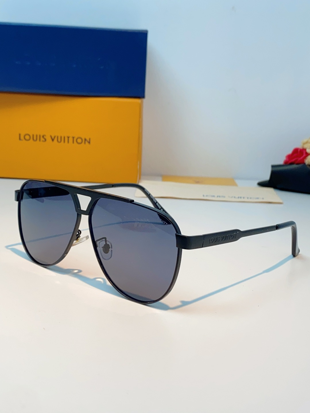 Louis Vuitton 路易威登 经典双梁飞行员镜框，利落金属线条利落大气，上脸修饰脸型，利落显脸小，自带高级酷感，