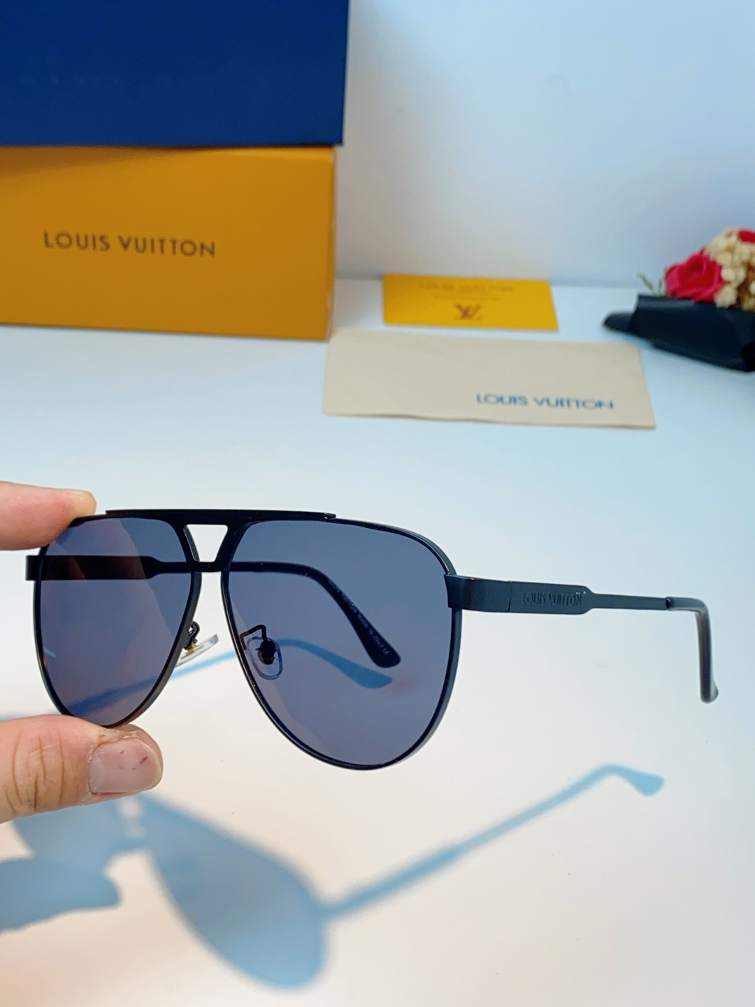 Louis Vuitton 路易威登 经典双梁飞行员镜框，利落金属线条利落大气，上脸修饰脸型，利落显脸小，自带高级酷感，