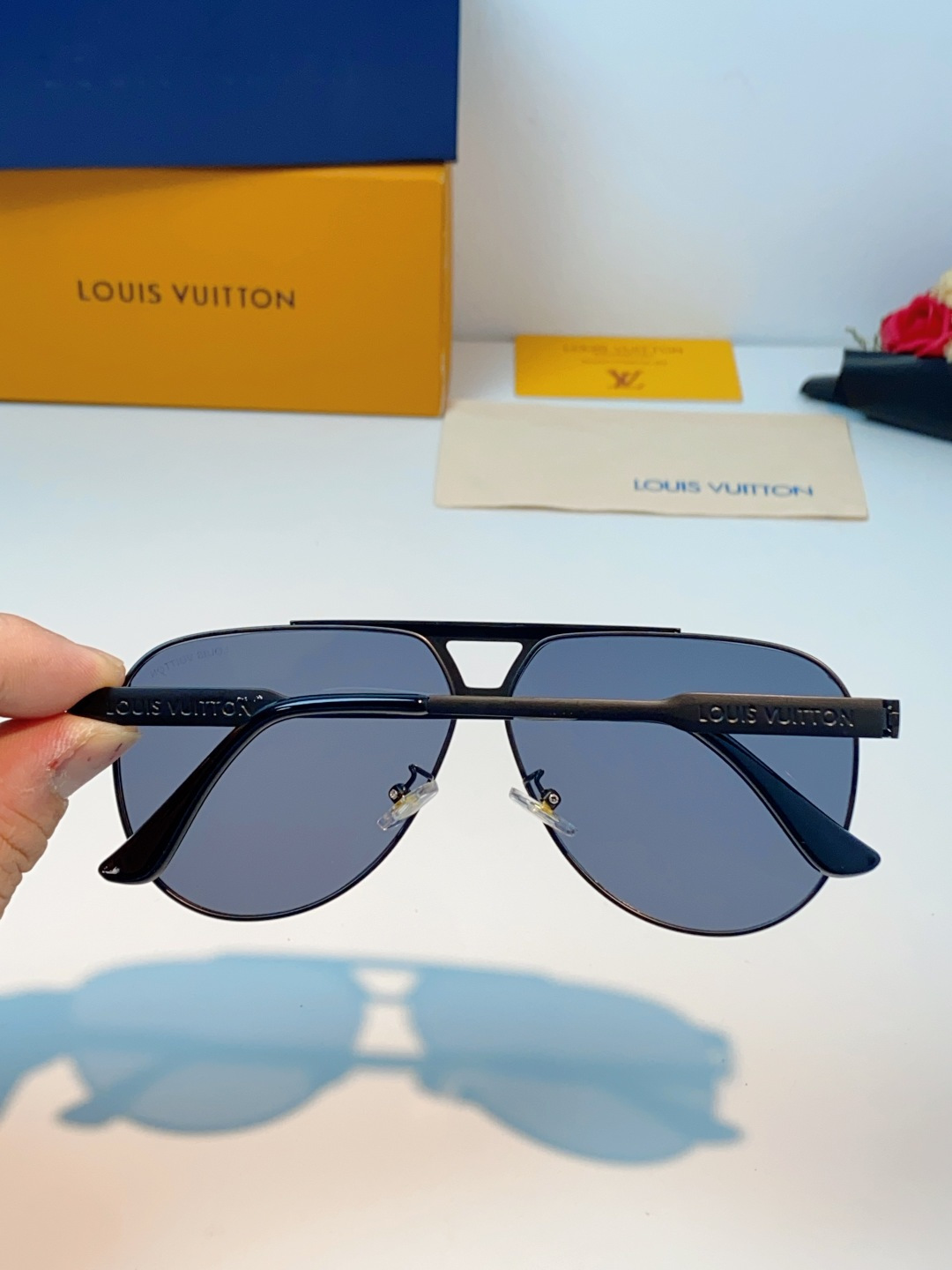 Louis Vuitton 路易威登 经典双梁飞行员镜框，利落金属线条利落大气，上脸修饰脸型，利落显脸小，自带高级酷感，