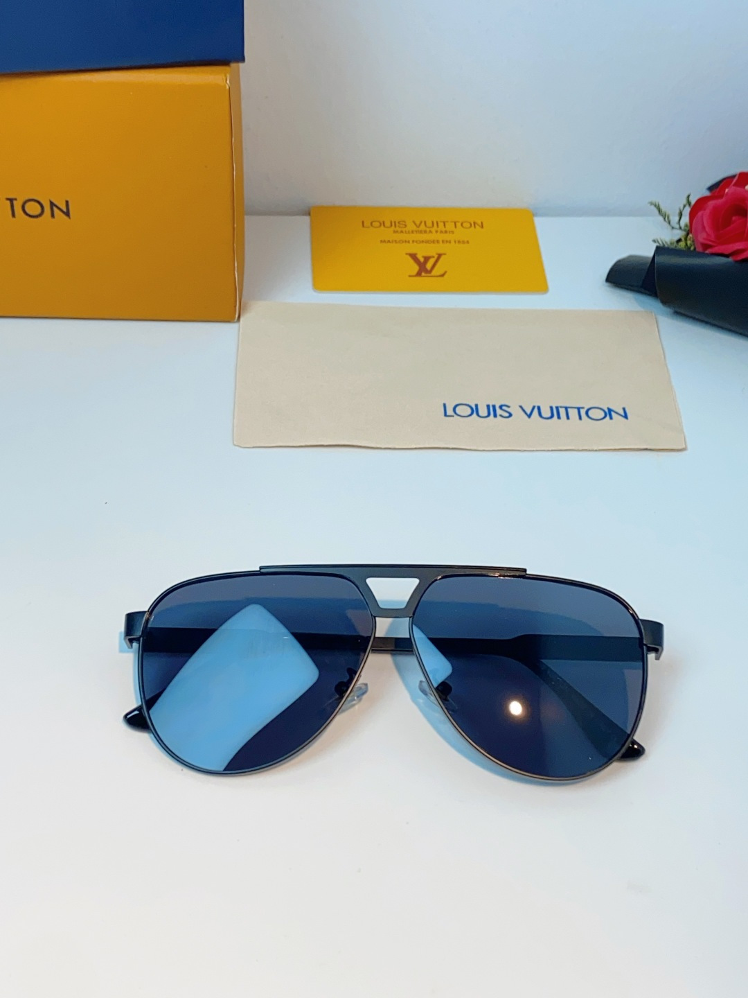 Louis Vuitton 路易威登 经典双梁飞行员镜框，利落金属线条利落大气，上脸修饰脸型，利落显脸小，自带高级酷感，