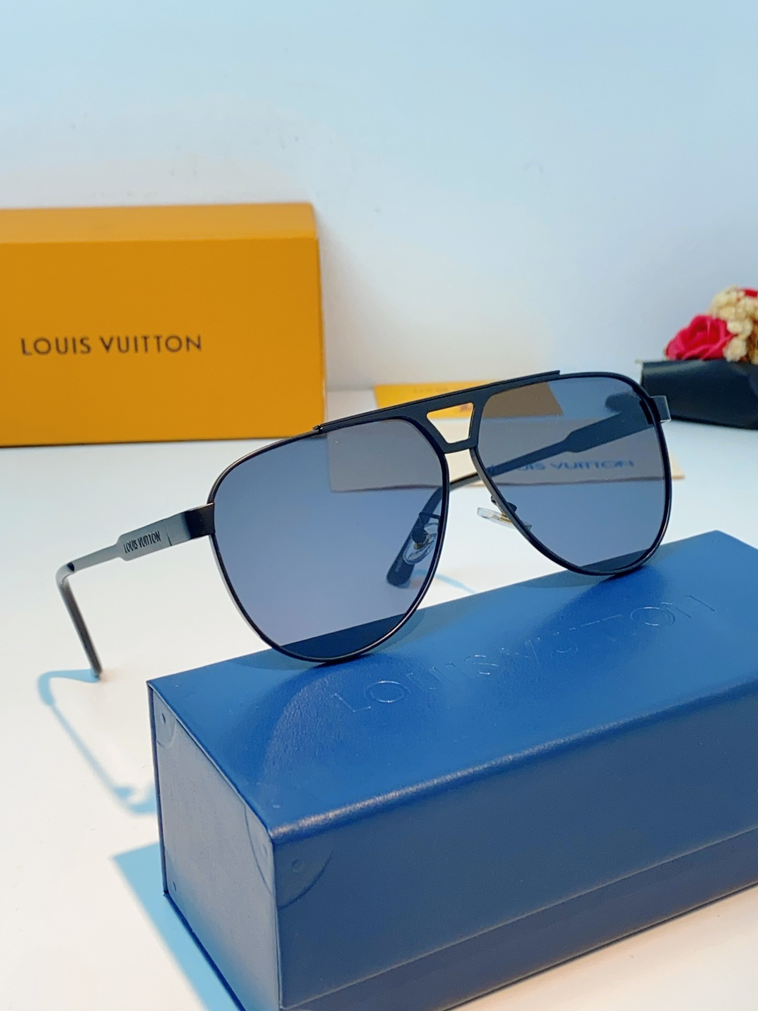 Louis Vuitton 路易威登 经典双梁飞行员镜框，利落金属线条利落大气，上脸修饰脸型，利落显脸小，自带高级酷感，