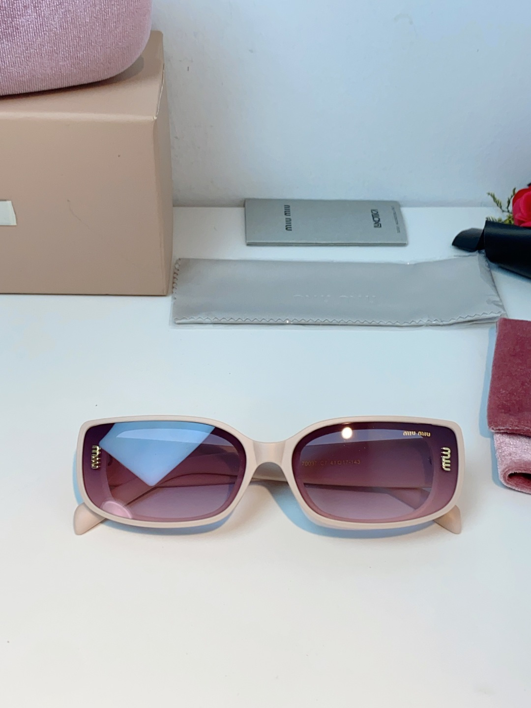 MiuMiu缪缪经典窄版小方框，自带90s复古摩登腔调，利落框型巧妙修饰脸型，瘦脸又精致，上脸秒变清冷千金感，可盐可甜适