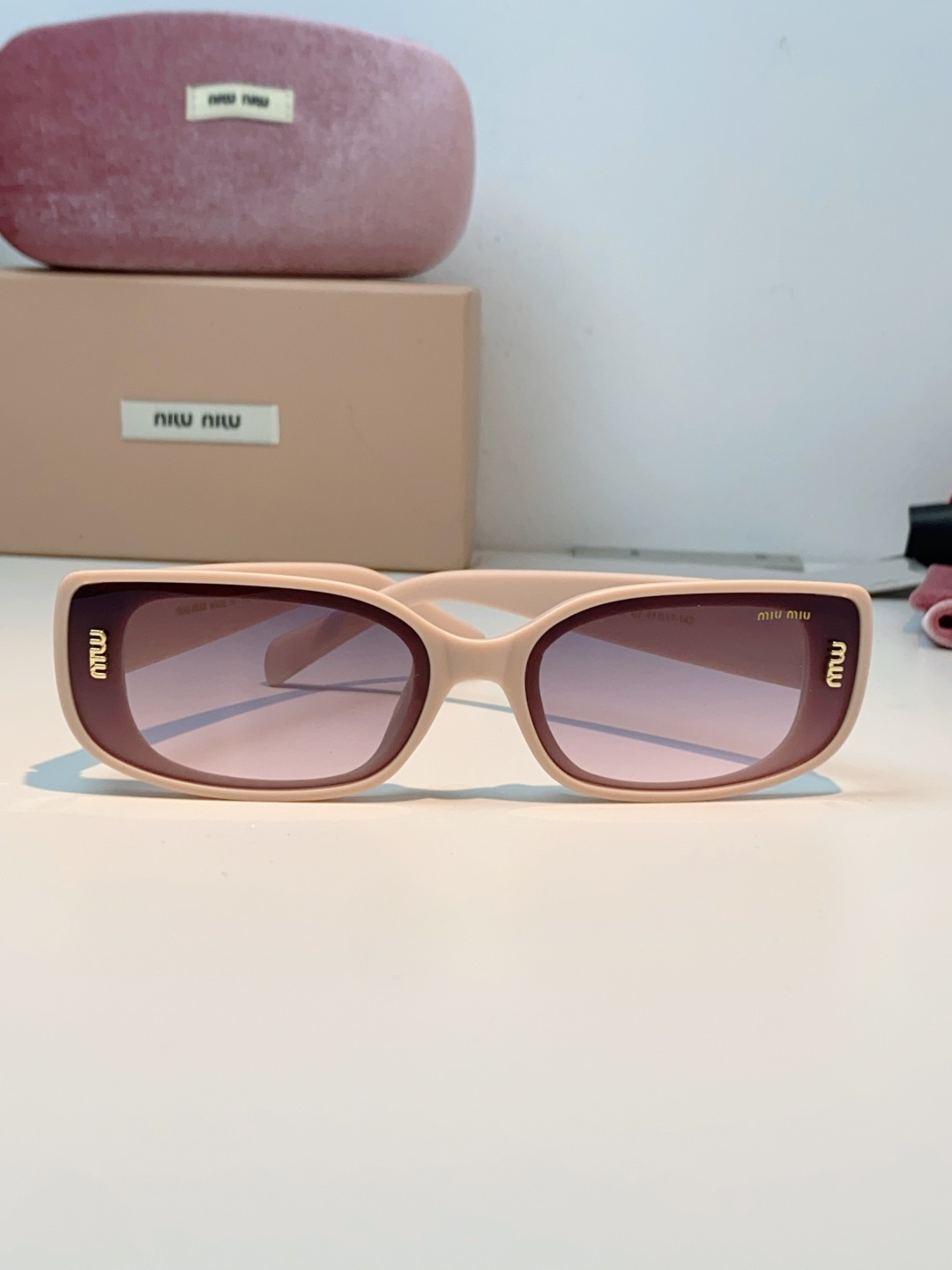 MiuMiu缪缪经典窄版小方框，自带90s复古摩登腔调，利落框型巧妙修饰脸型，瘦脸又精致，上脸秒变清冷千金感，可盐可甜适