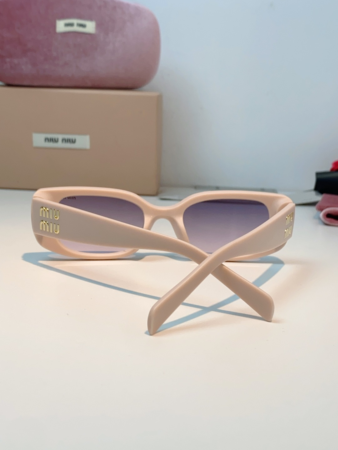MiuMiu缪缪经典窄版小方框，自带90s复古摩登腔调，利落框型巧妙修饰脸型，瘦脸又精致，上脸秒变清冷千金感，可盐可甜适