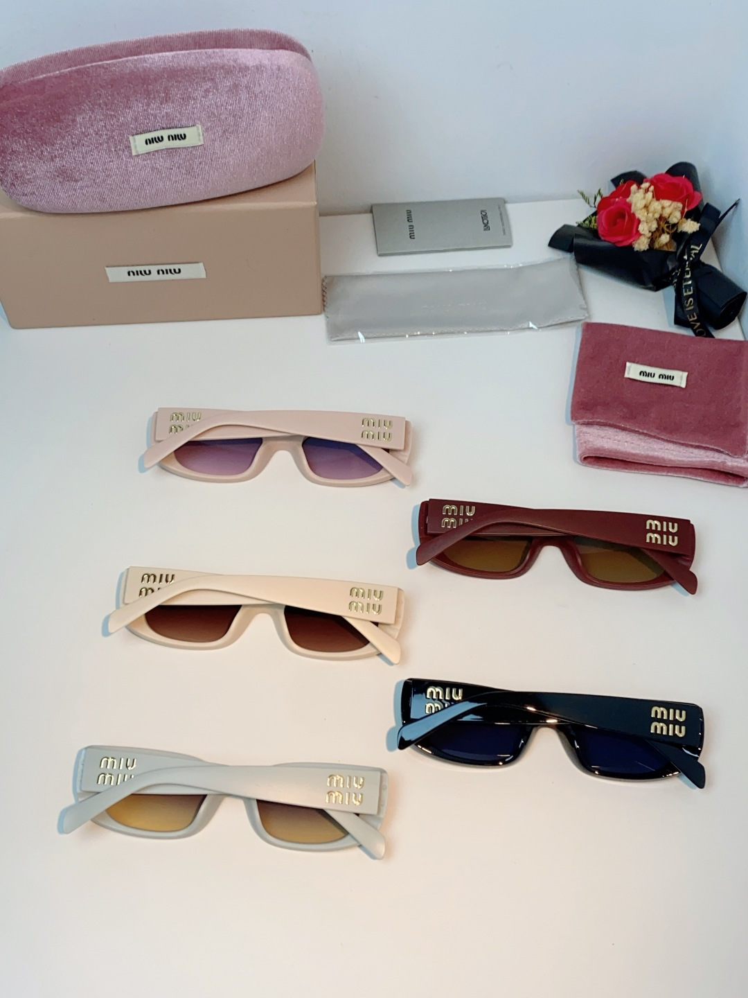 MiuMiu缪缪经典窄版小方框，自带90s复古摩登腔调，利落框型巧妙修饰脸型，瘦脸又精致，上脸秒变清冷千金感，可盐可甜适