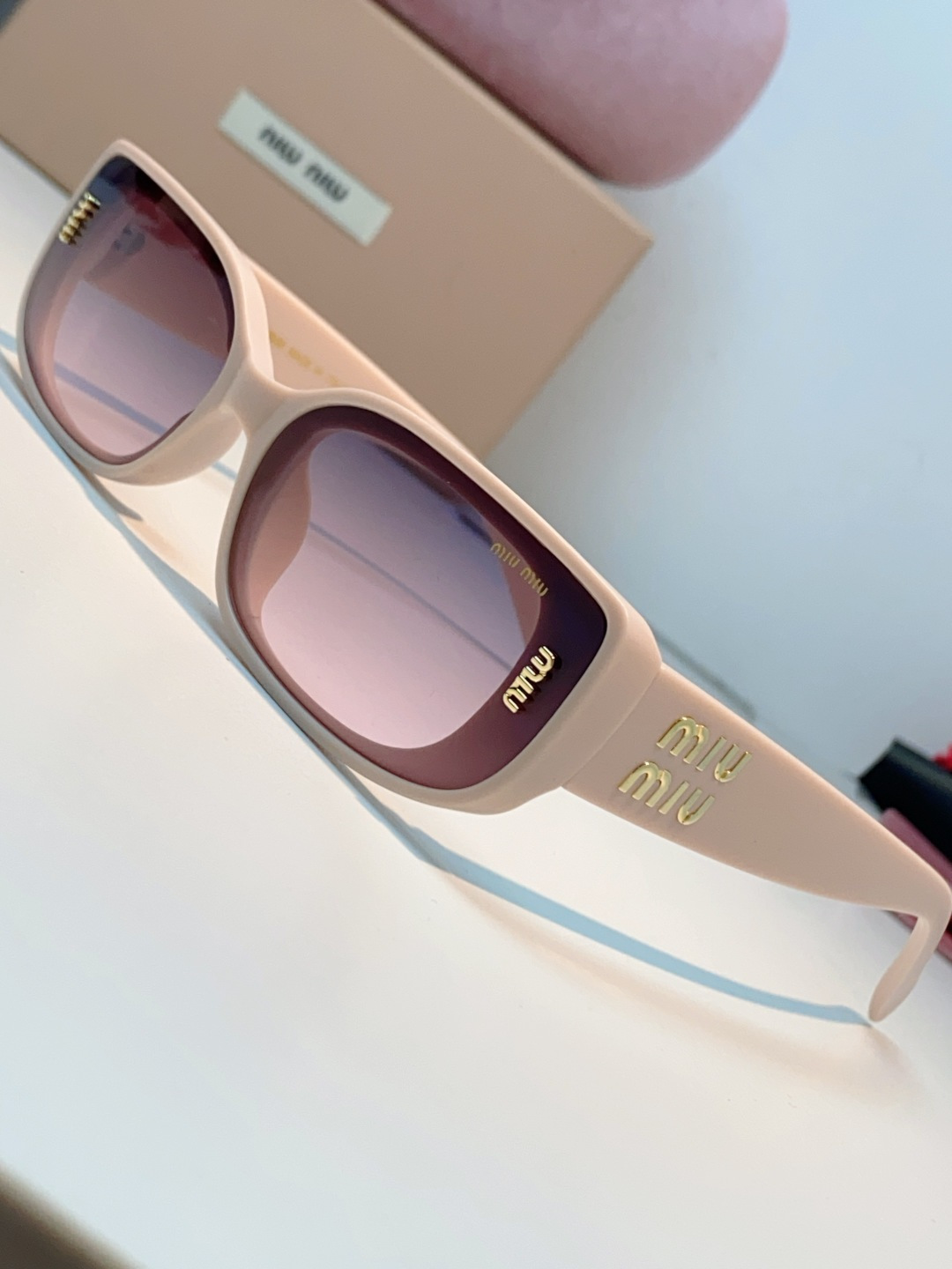MiuMiu缪缪经典窄版小方框，自带90s复古摩登腔调，利落框型巧妙修饰脸型，瘦脸又精致，上脸秒变清冷千金感，可盐可甜适