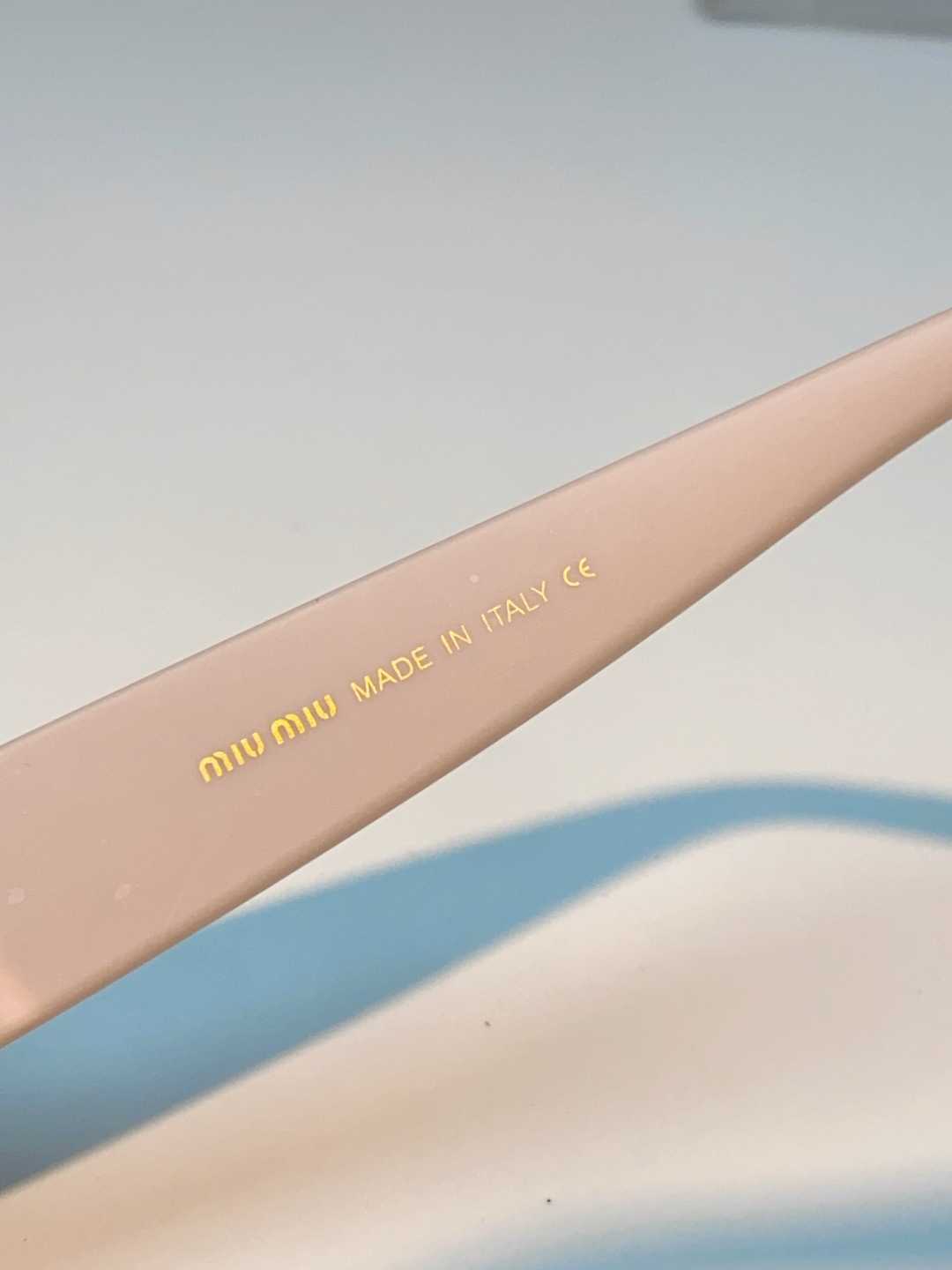 MiuMiu缪缪经典窄版小方框，自带90s复古摩登腔调，利落框型巧妙修饰脸型，瘦脸又精致，上脸秒变清冷千金感，可盐可甜适