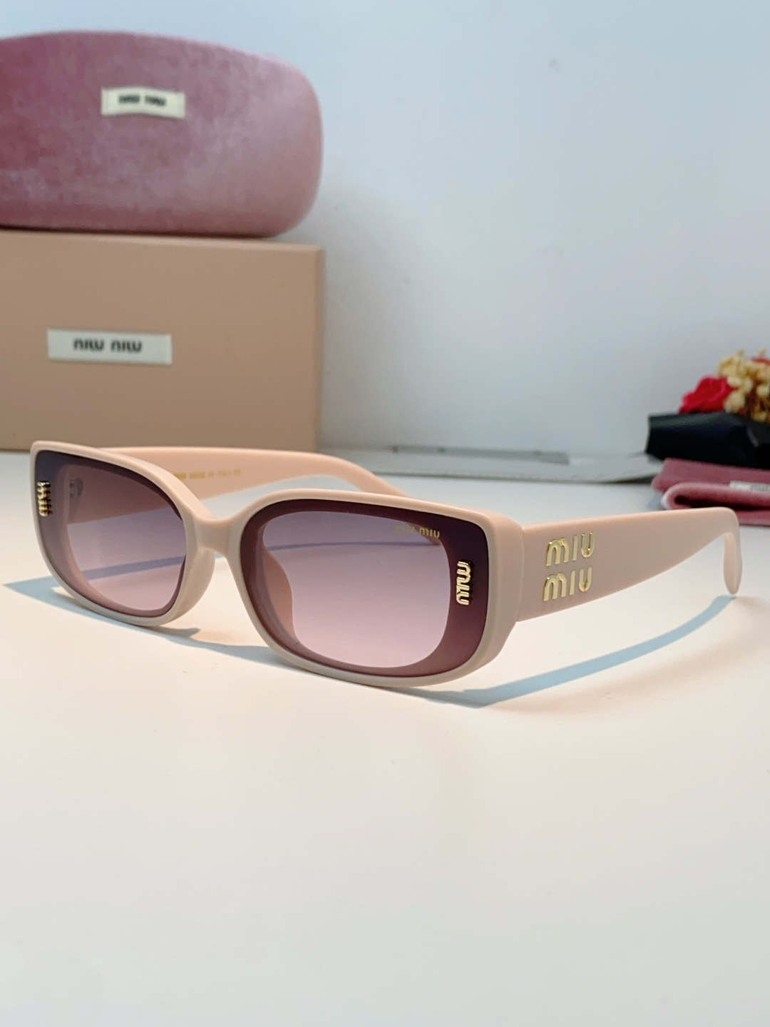 MiuMiu缪缪经典窄版小方框，自带90s复古摩登腔调，利落框型巧妙修饰脸型，瘦脸又精致，上脸秒变清冷千金感，可盐可甜适