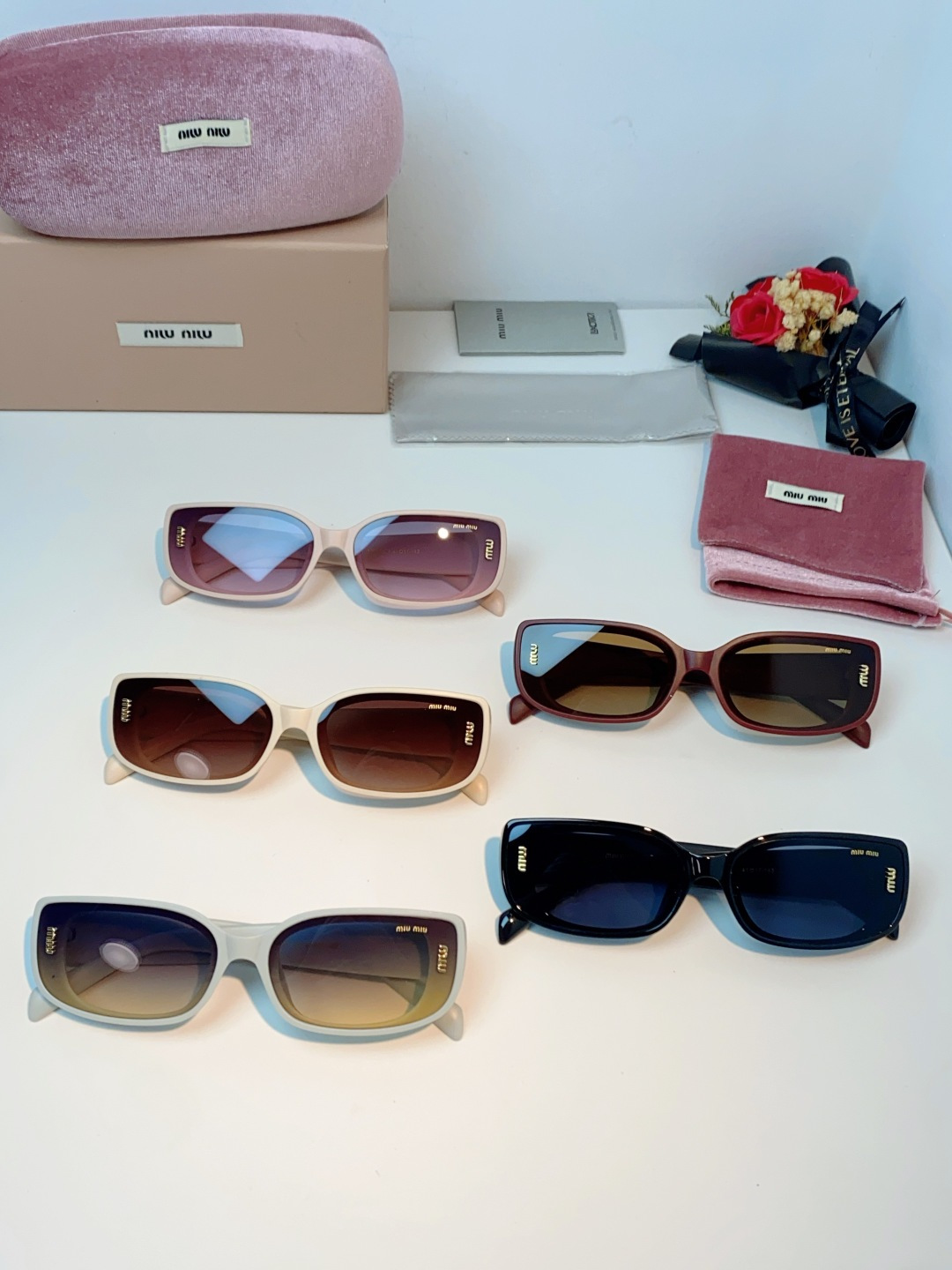 MiuMiu缪缪经典窄版小方框，自带90s复古摩登腔调，利落框型巧妙修饰脸型，瘦脸又精致，上脸秒变清冷千金感，可盐可甜适