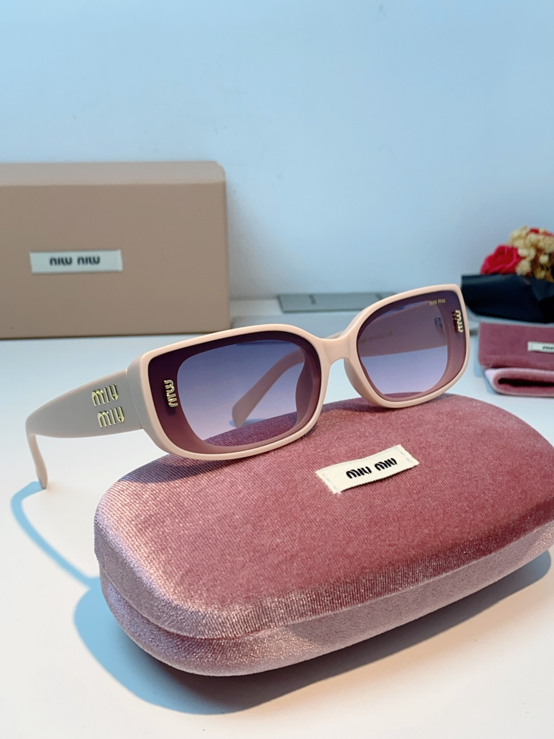 MiuMiu缪缪经典窄版小方框，自带90s复古摩登腔调，利落框型巧妙修饰脸型，瘦脸又精致，上脸秒变清冷千金感，可盐可甜适
