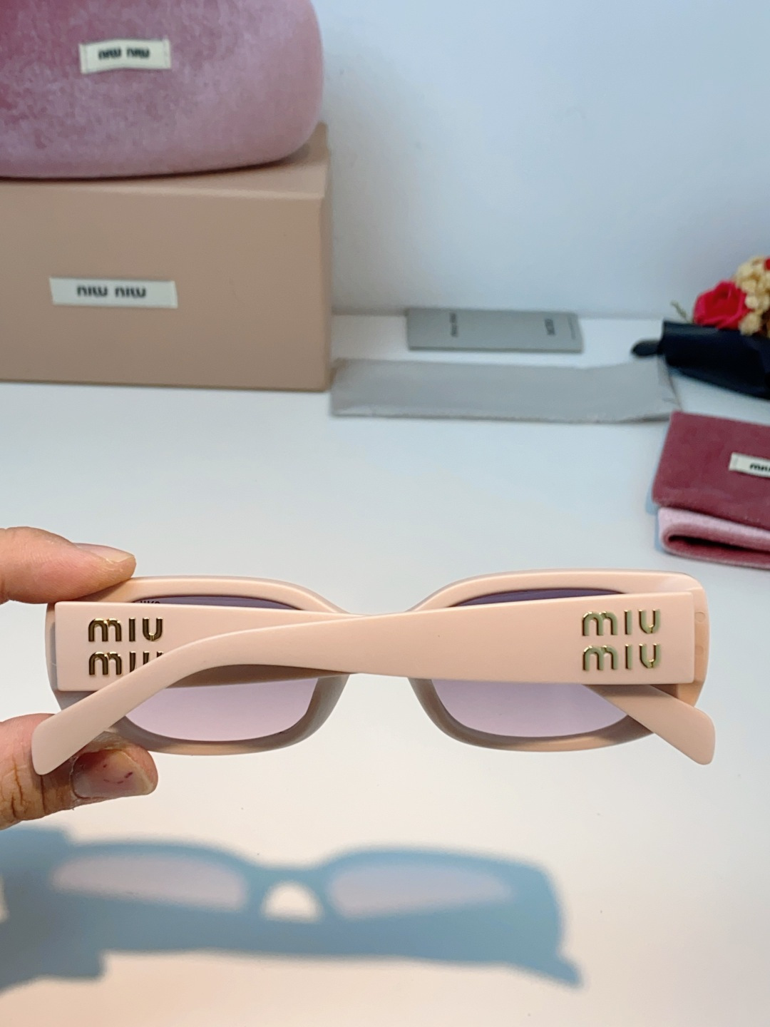 MiuMiu缪缪经典窄版小方框，自带90s复古摩登腔调，利落框型巧妙修饰脸型，瘦脸又精致，上脸秒变清冷千金感，可盐可甜适