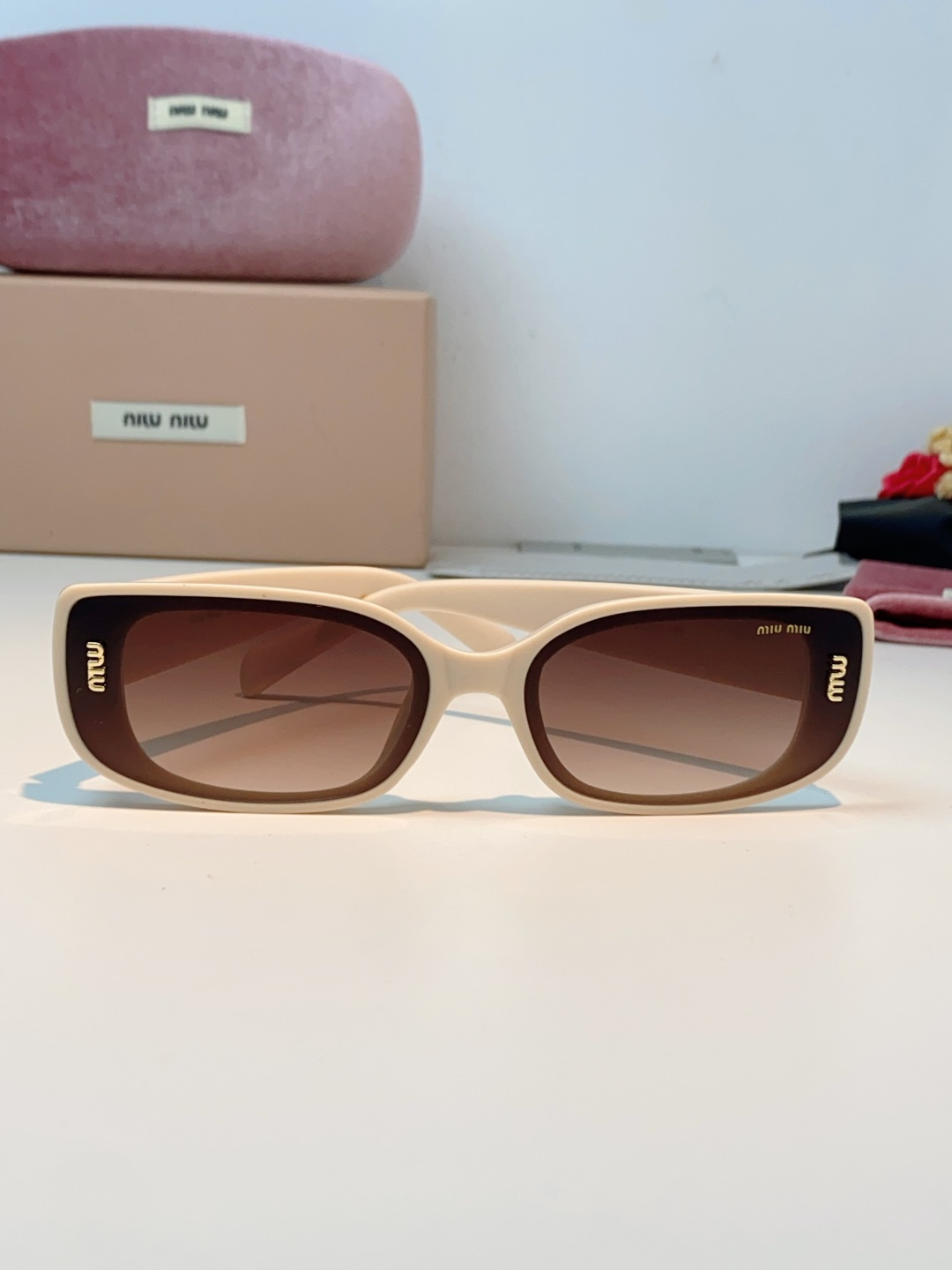 MiuMiu缪缪经典窄版小方框，自带90s复古摩登腔调，利落框型巧妙修饰脸型，瘦脸又精致，上脸秒变清冷千金感，可盐可甜适