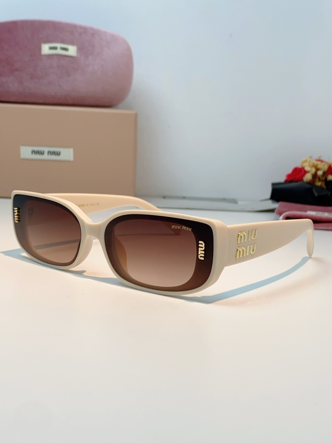 MiuMiu缪缪经典窄版小方框，自带90s复古摩登腔调，利落框型巧妙修饰脸型，瘦脸又精致，上脸秒变清冷千金感，可盐可甜适