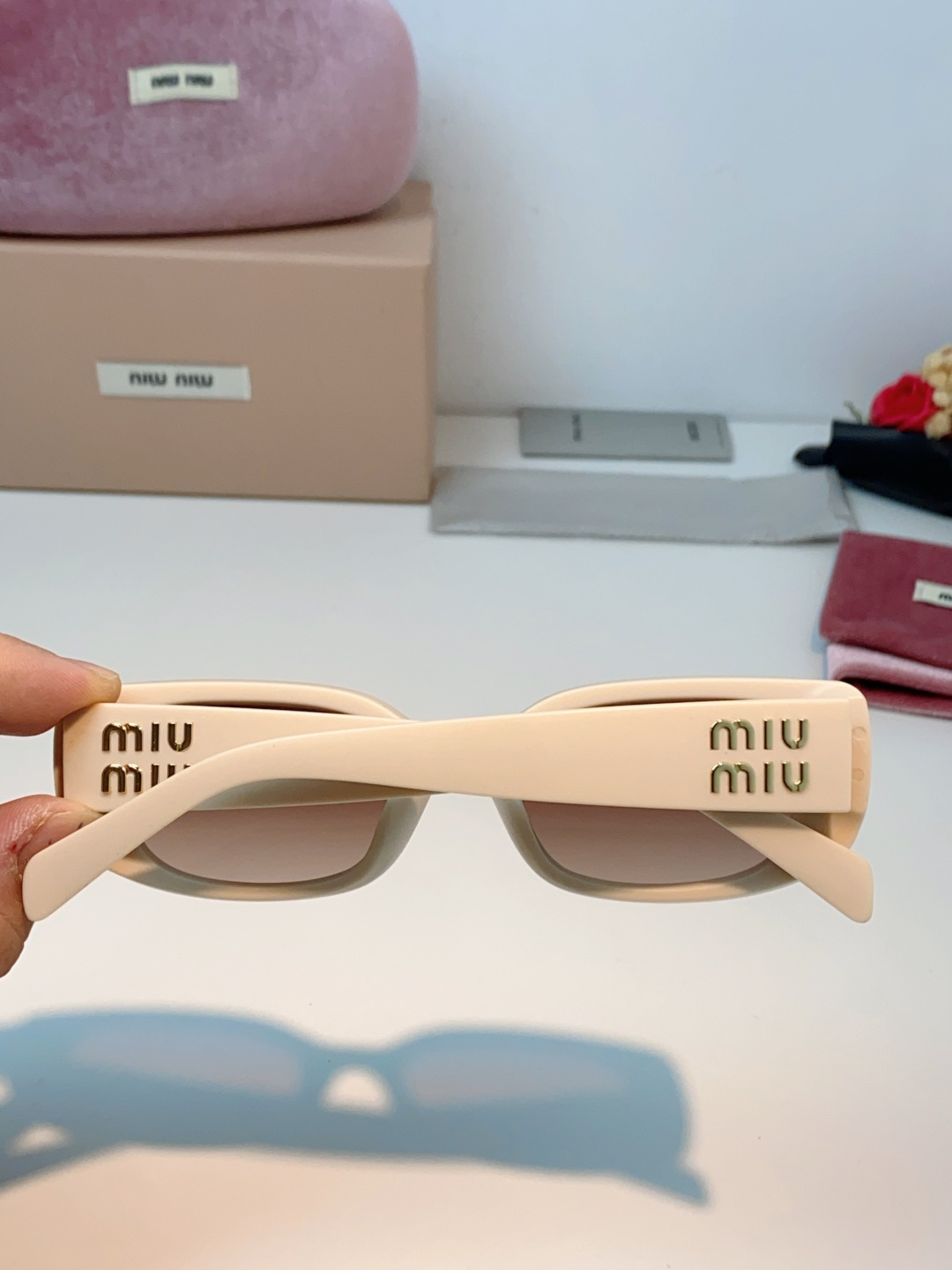 MiuMiu缪缪经典窄版小方框，自带90s复古摩登腔调，利落框型巧妙修饰脸型，瘦脸又精致，上脸秒变清冷千金感，可盐可甜适