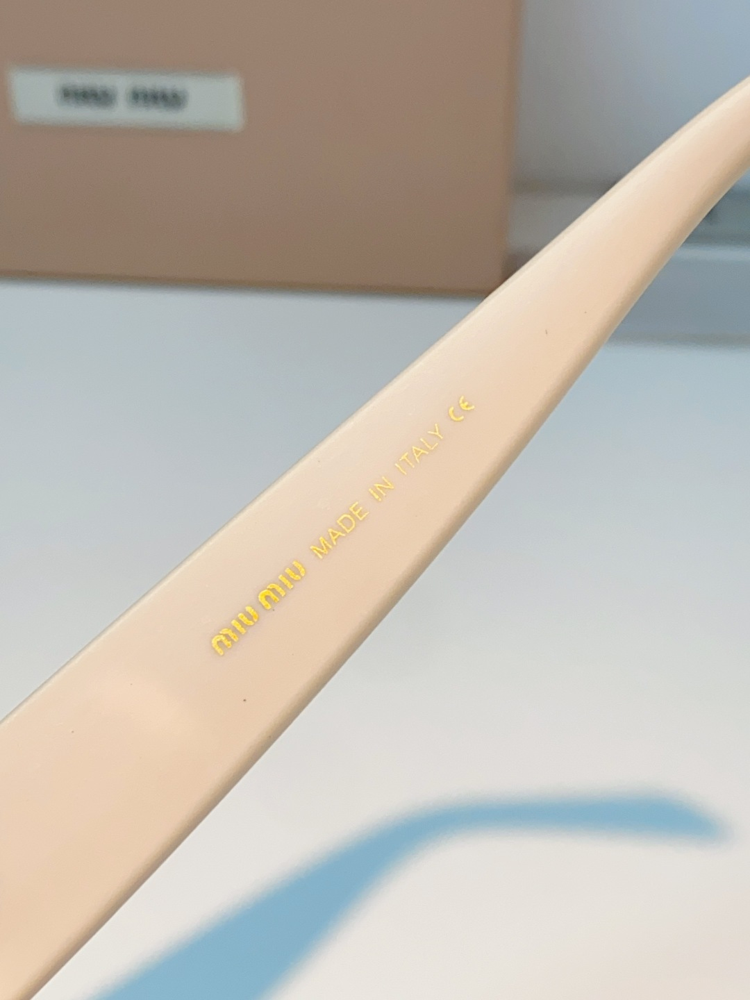 MiuMiu缪缪经典窄版小方框，自带90s复古摩登腔调，利落框型巧妙修饰脸型，瘦脸又精致，上脸秒变清冷千金感，可盐可甜适