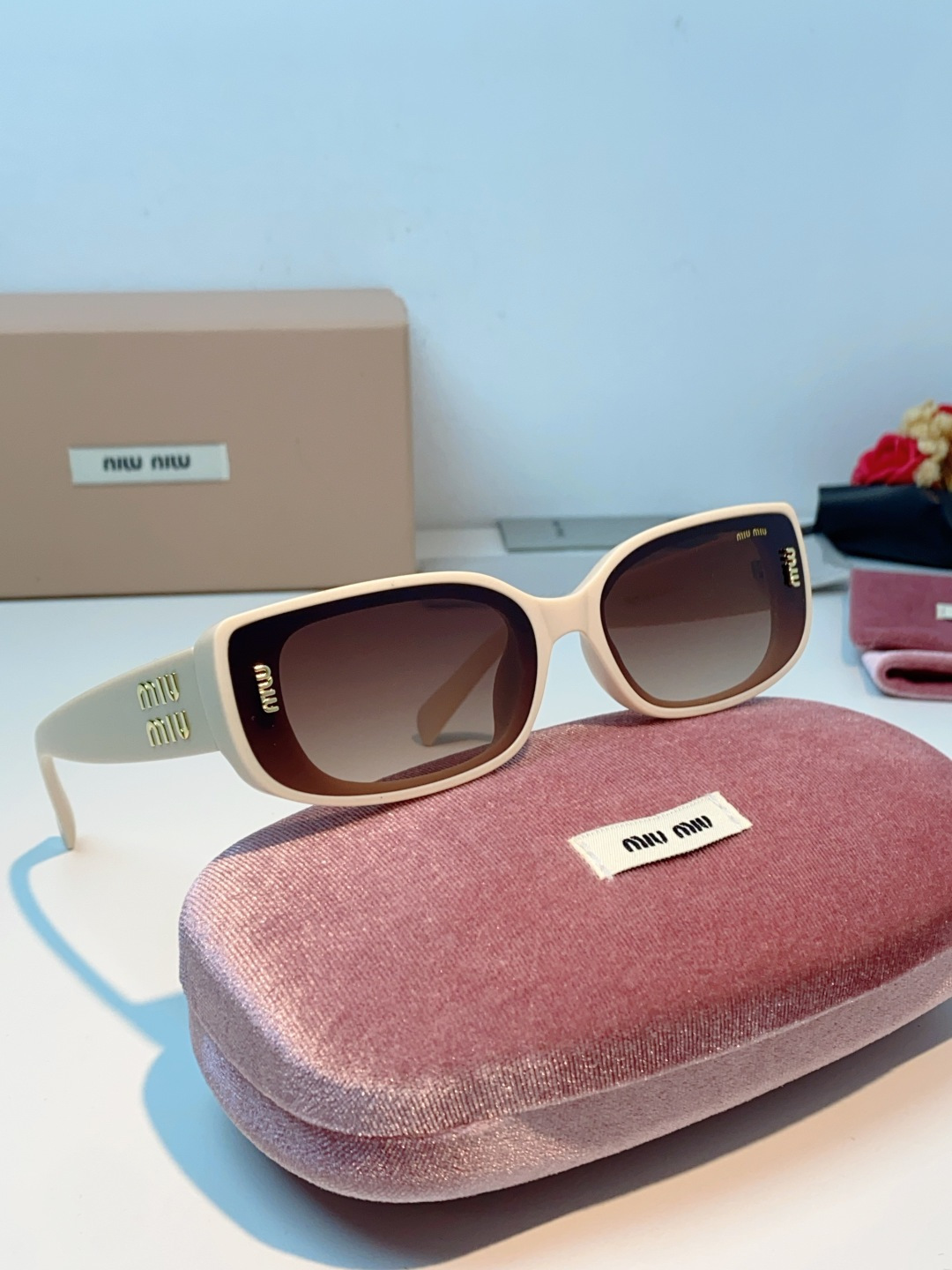 MiuMiu缪缪经典窄版小方框，自带90s复古摩登腔调，利落框型巧妙修饰脸型，瘦脸又精致，上脸秒变清冷千金感，可盐可甜适