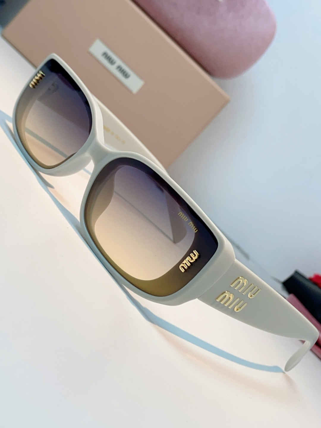 MiuMiu缪缪经典窄版小方框，自带90s复古摩登腔调，利落框型巧妙修饰脸型，瘦脸又精致，上脸秒变清冷千金感，可盐可甜适