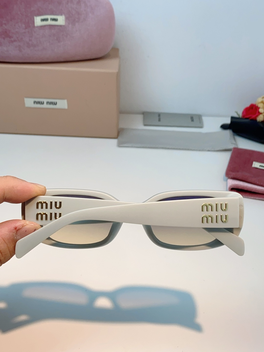MiuMiu缪缪经典窄版小方框，自带90s复古摩登腔调，利落框型巧妙修饰脸型，瘦脸又精致，上脸秒变清冷千金感，可盐可甜适