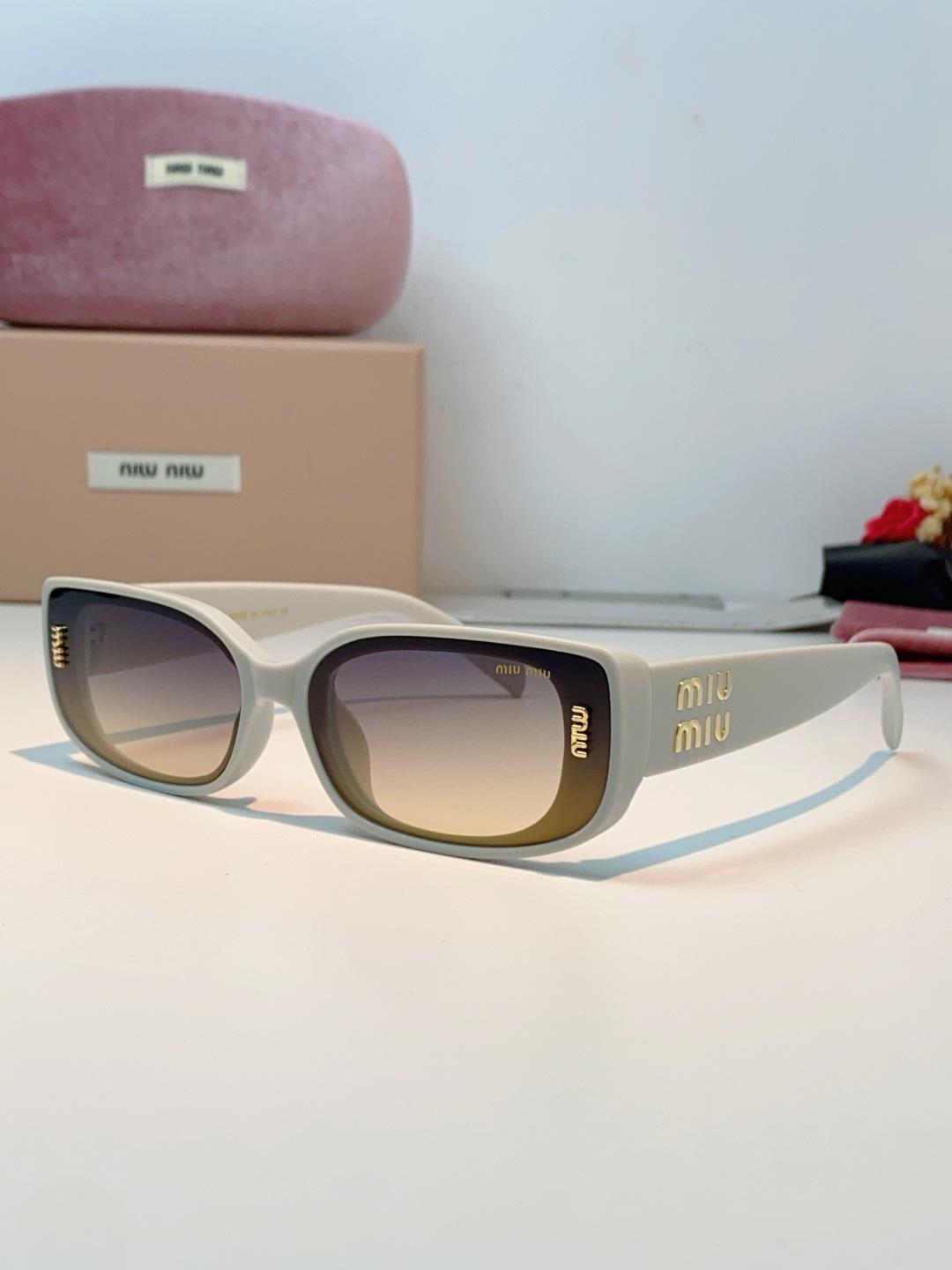 MiuMiu缪缪经典窄版小方框，自带90s复古摩登腔调，利落框型巧妙修饰脸型，瘦脸又精致，上脸秒变清冷千金感，可盐可甜适