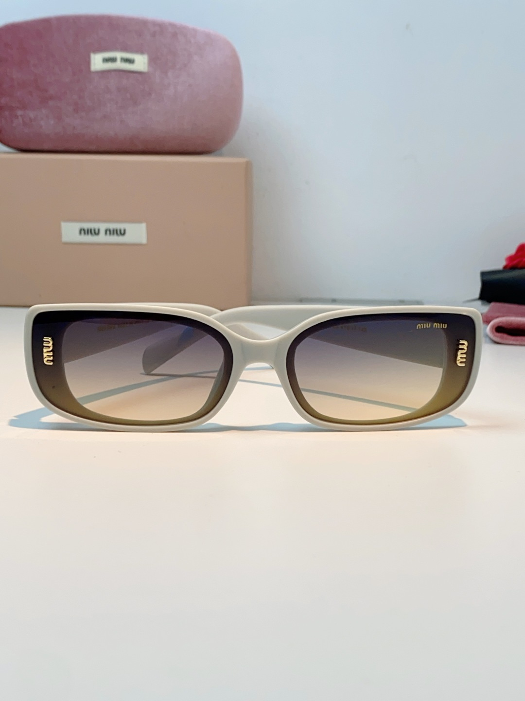 MiuMiu缪缪经典窄版小方框，自带90s复古摩登腔调，利落框型巧妙修饰脸型，瘦脸又精致，上脸秒变清冷千金感，可盐可甜适