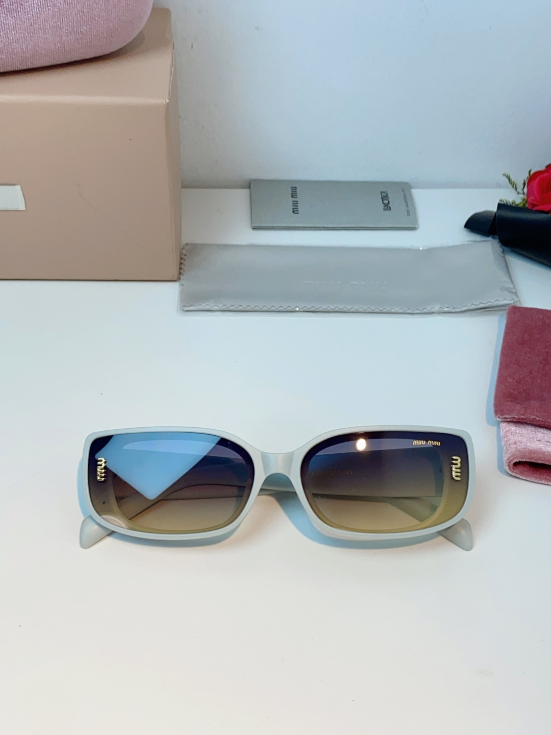 MiuMiu缪缪经典窄版小方框，自带90s复古摩登腔调，利落框型巧妙修饰脸型，瘦脸又精致，上脸秒变清冷千金感，可盐可甜适