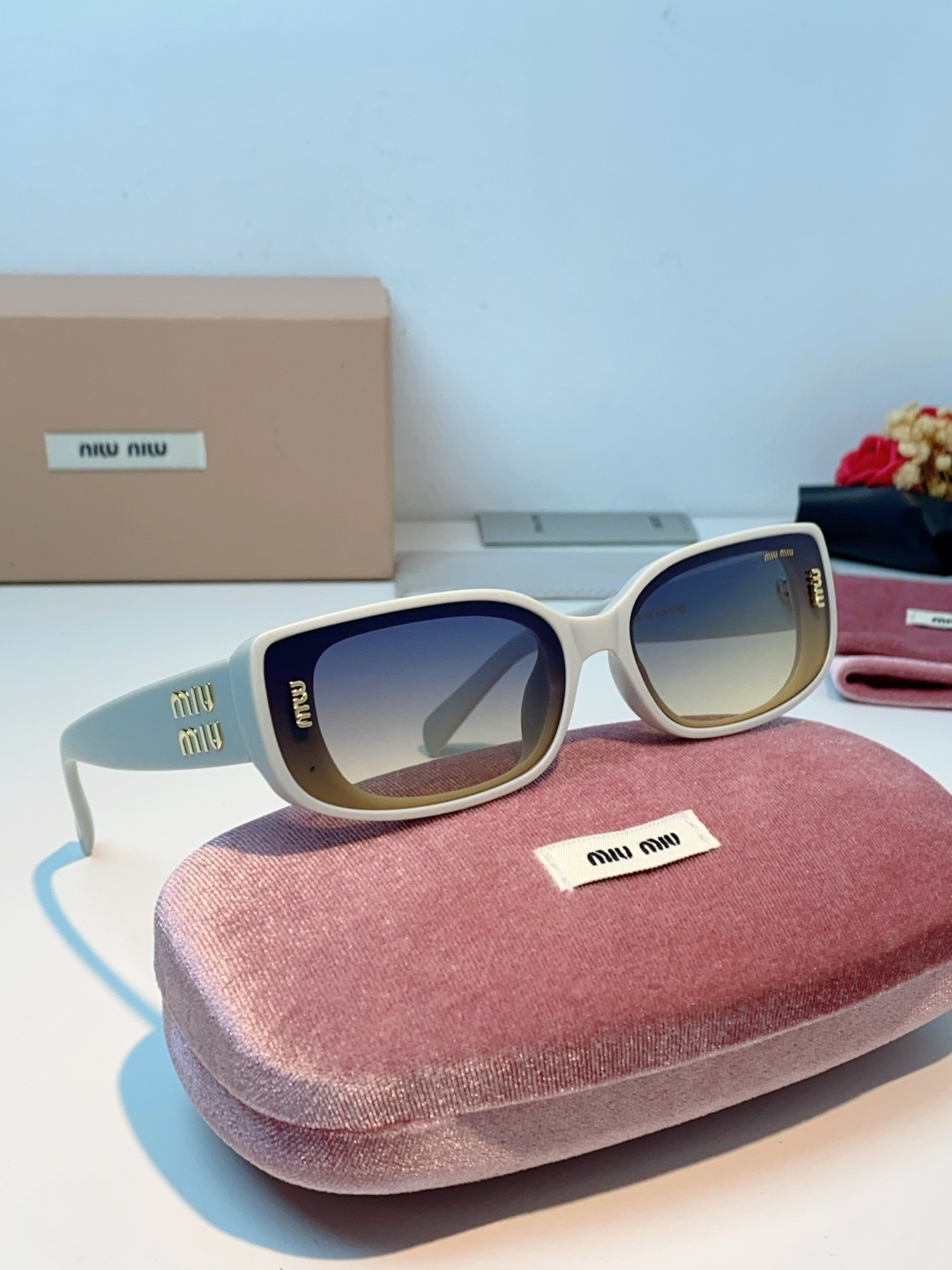 MiuMiu缪缪经典窄版小方框，自带90s复古摩登腔调，利落框型巧妙修饰脸型，瘦脸又精致，上脸秒变清冷千金感，可盐可甜适