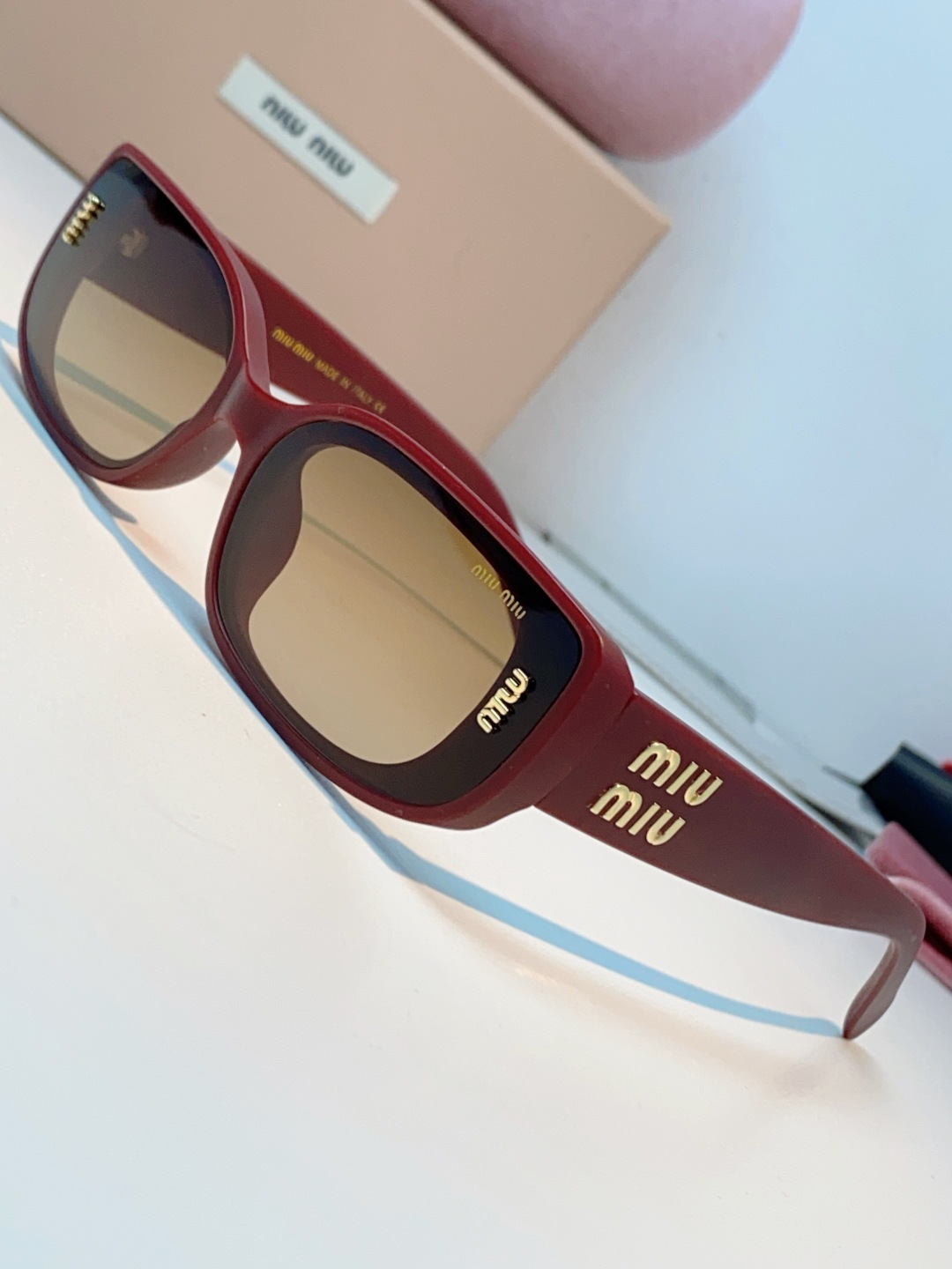 MiuMiu缪缪经典窄版小方框，自带90s复古摩登腔调，利落框型巧妙修饰脸型，瘦脸又精致，上脸秒变清冷千金感，可盐可甜适