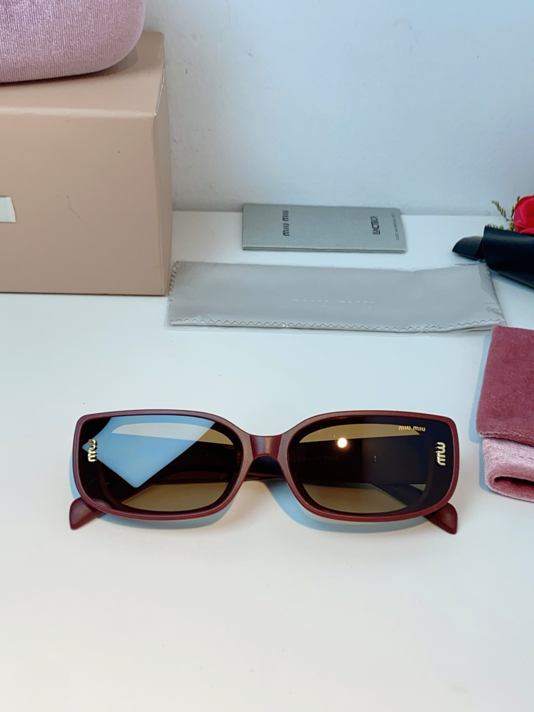 MiuMiu缪缪经典窄版小方框，自带90s复古摩登腔调，利落框型巧妙修饰脸型，瘦脸又精致，上脸秒变清冷千金感，可盐可甜适