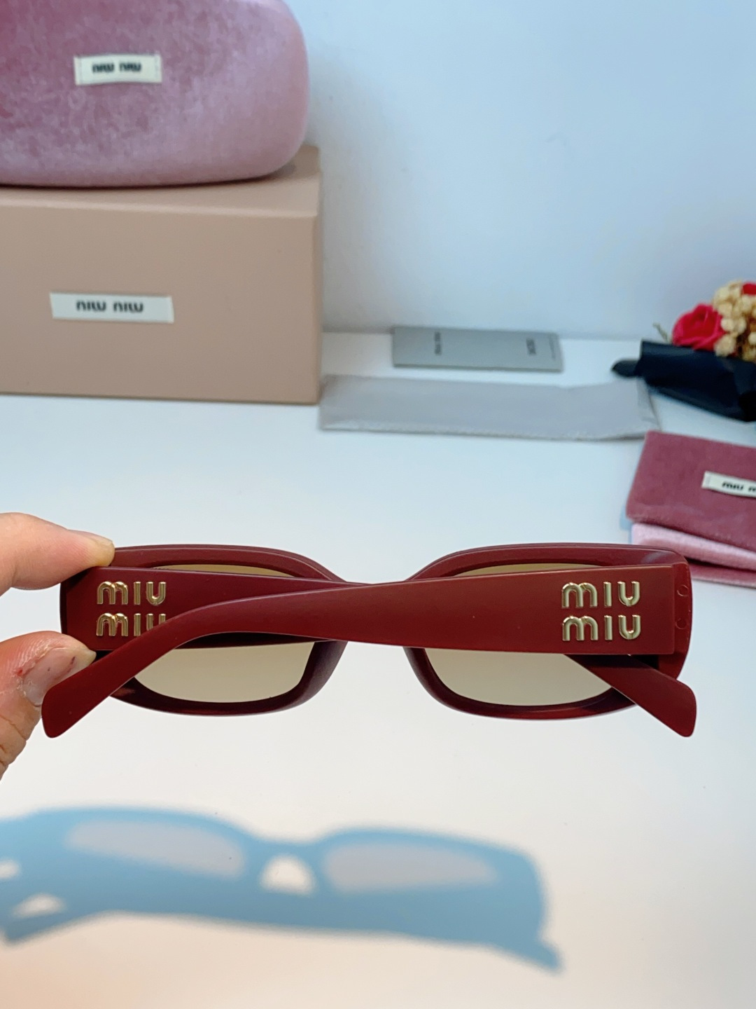 MiuMiu缪缪经典窄版小方框，自带90s复古摩登腔调，利落框型巧妙修饰脸型，瘦脸又精致，上脸秒变清冷千金感，可盐可甜适