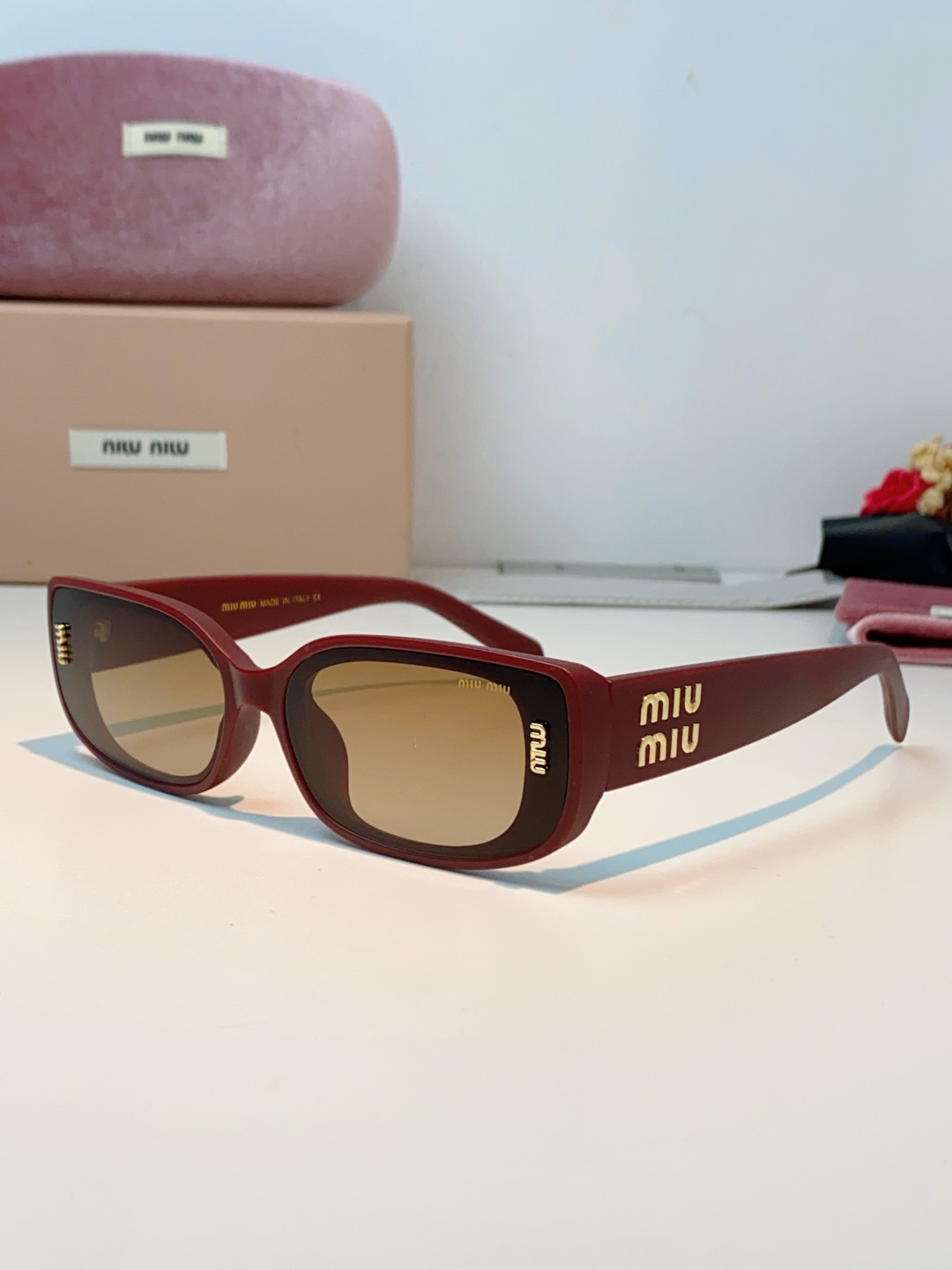 MiuMiu缪缪经典窄版小方框，自带90s复古摩登腔调，利落框型巧妙修饰脸型，瘦脸又精致，上脸秒变清冷千金感，可盐可甜适