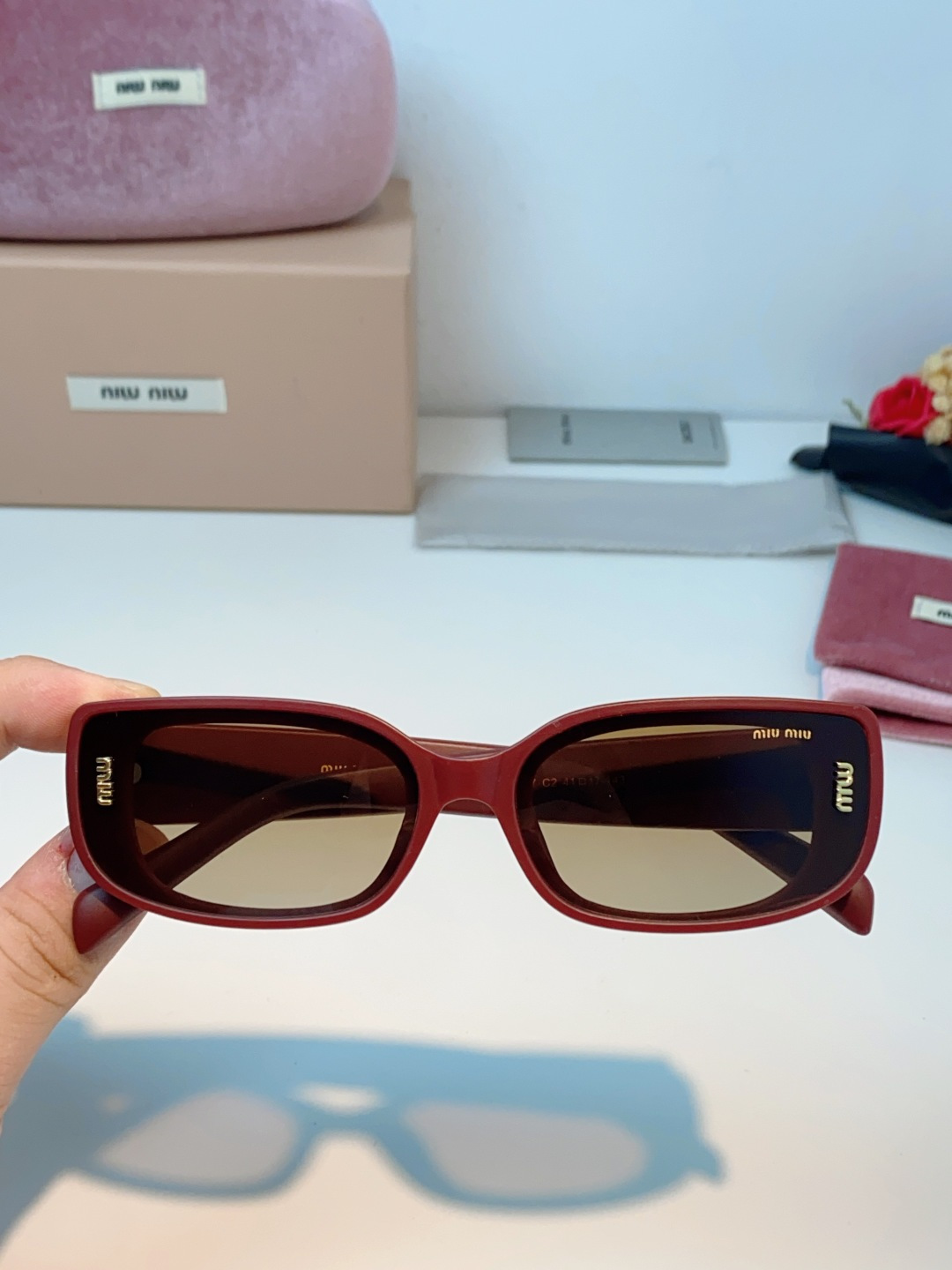 MiuMiu缪缪经典窄版小方框，自带90s复古摩登腔调，利落框型巧妙修饰脸型，瘦脸又精致，上脸秒变清冷千金感，可盐可甜适