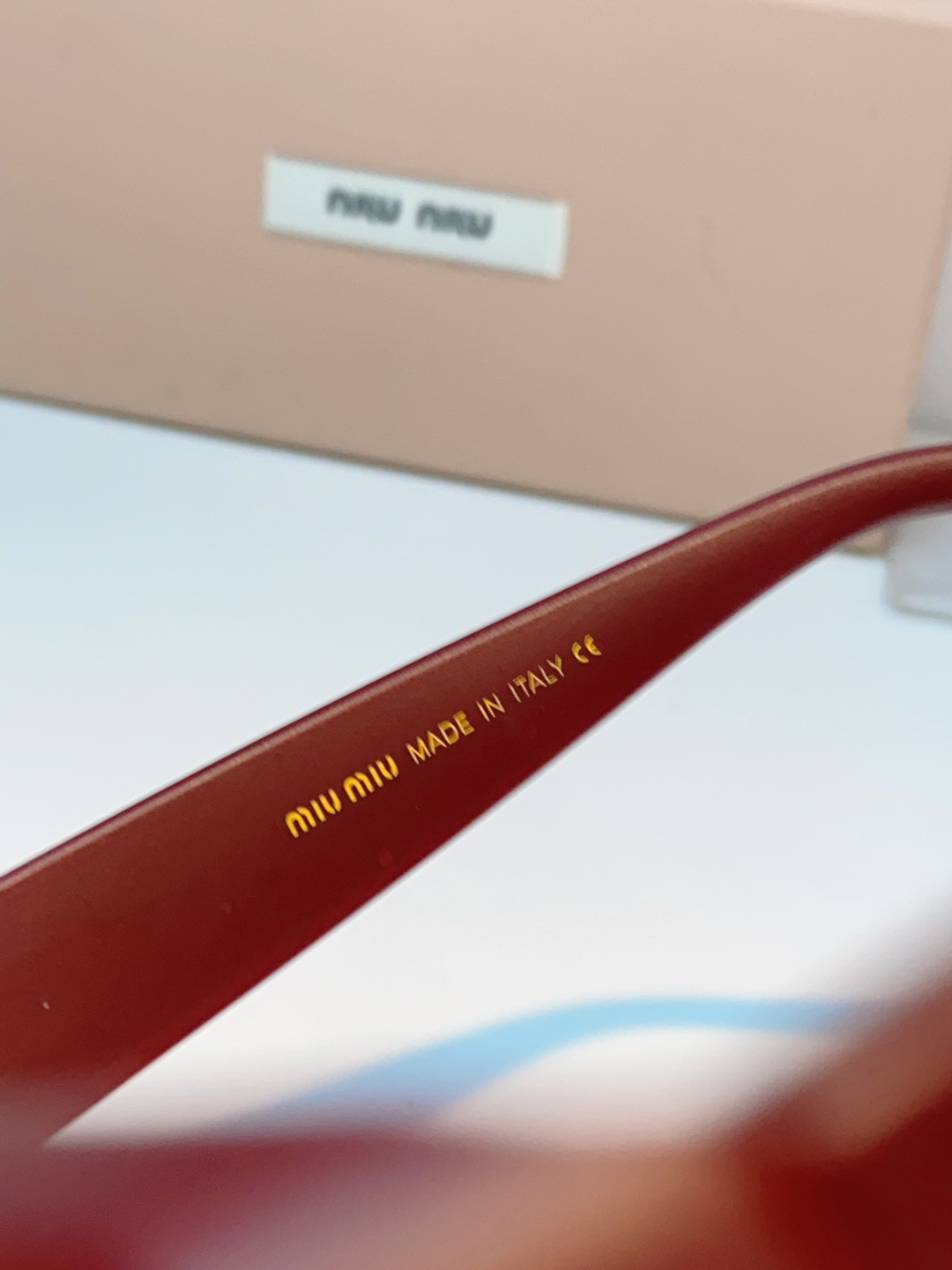 MiuMiu缪缪经典窄版小方框，自带90s复古摩登腔调，利落框型巧妙修饰脸型，瘦脸又精致，上脸秒变清冷千金感，可盐可甜适