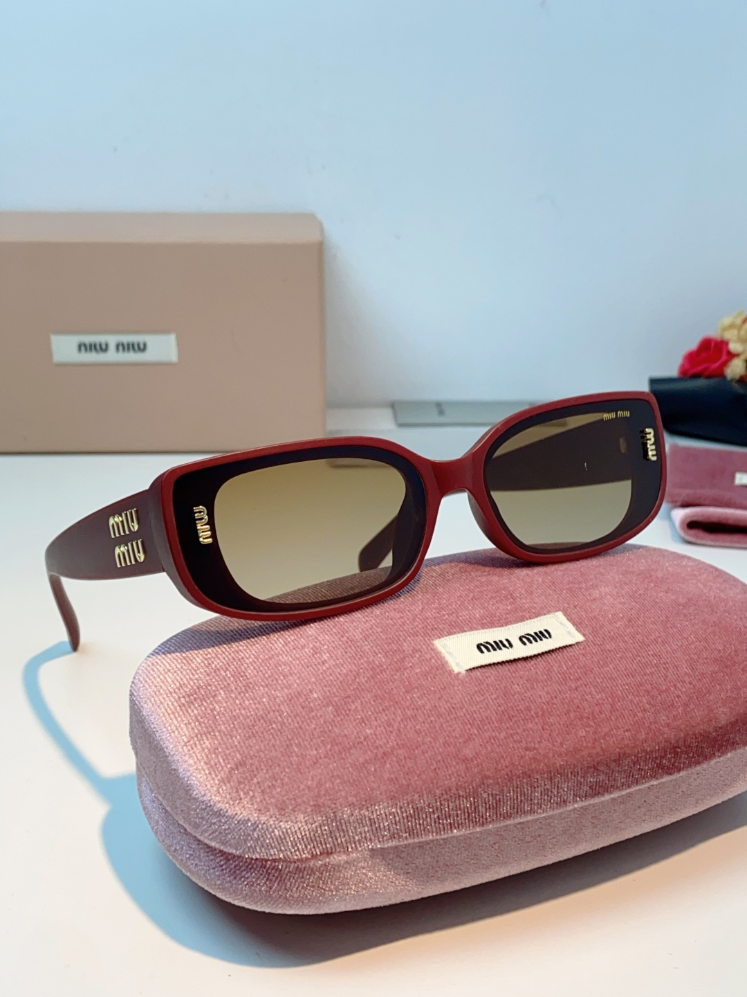 MiuMiu缪缪经典窄版小方框，自带90s复古摩登腔调，利落框型巧妙修饰脸型，瘦脸又精致，上脸秒变清冷千金感，可盐可甜适