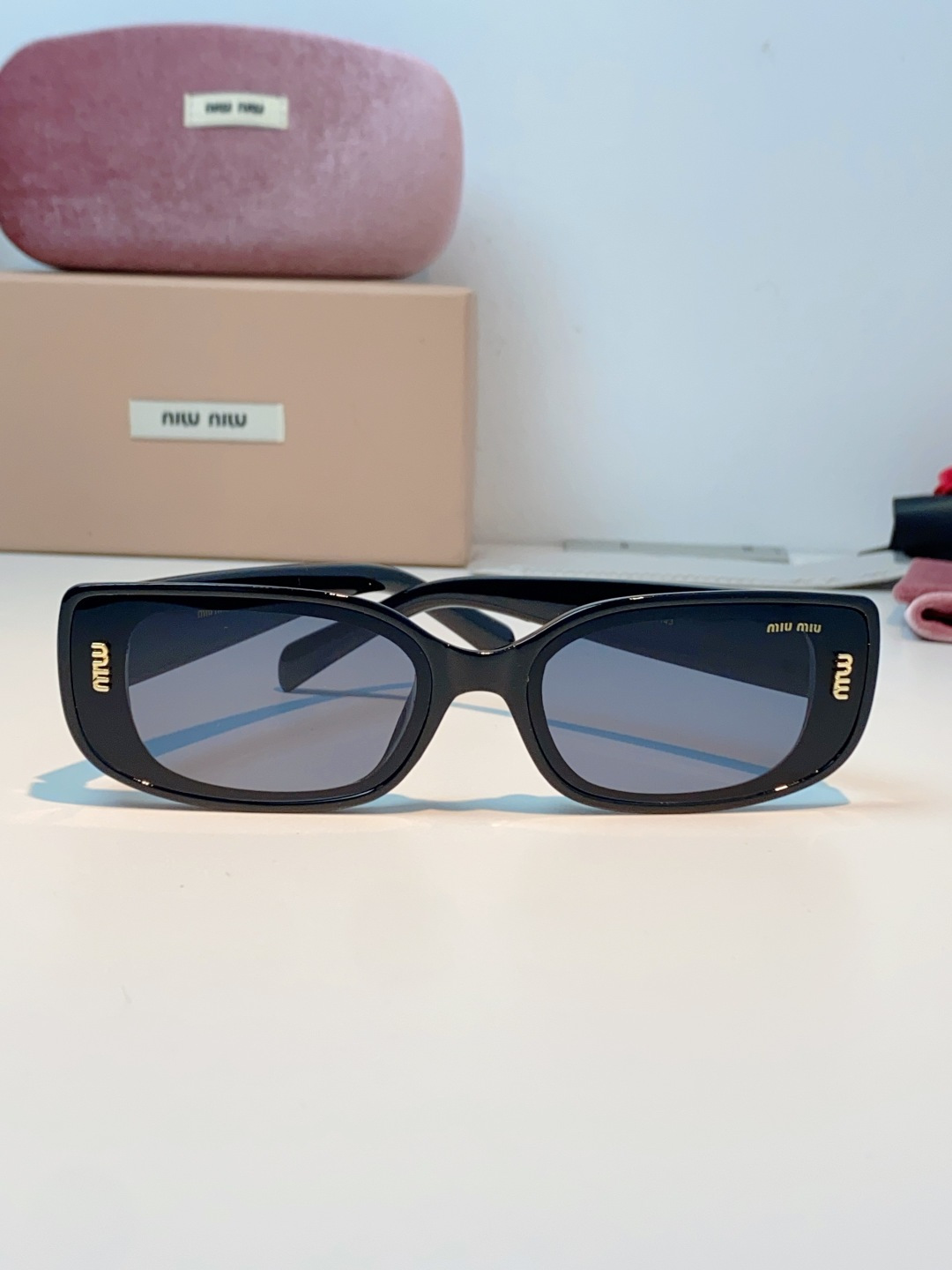 MiuMiu缪缪经典窄版小方框，自带90s复古摩登腔调，利落框型巧妙修饰脸型，瘦脸又精致，上脸秒变清冷千金感，可盐可甜适