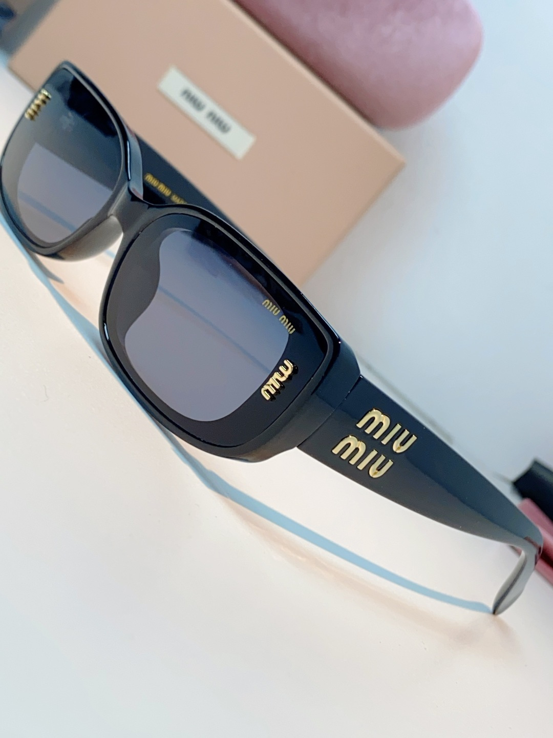 MiuMiu缪缪经典窄版小方框，自带90s复古摩登腔调，利落框型巧妙修饰脸型，瘦脸又精致，上脸秒变清冷千金感，可盐可甜适
