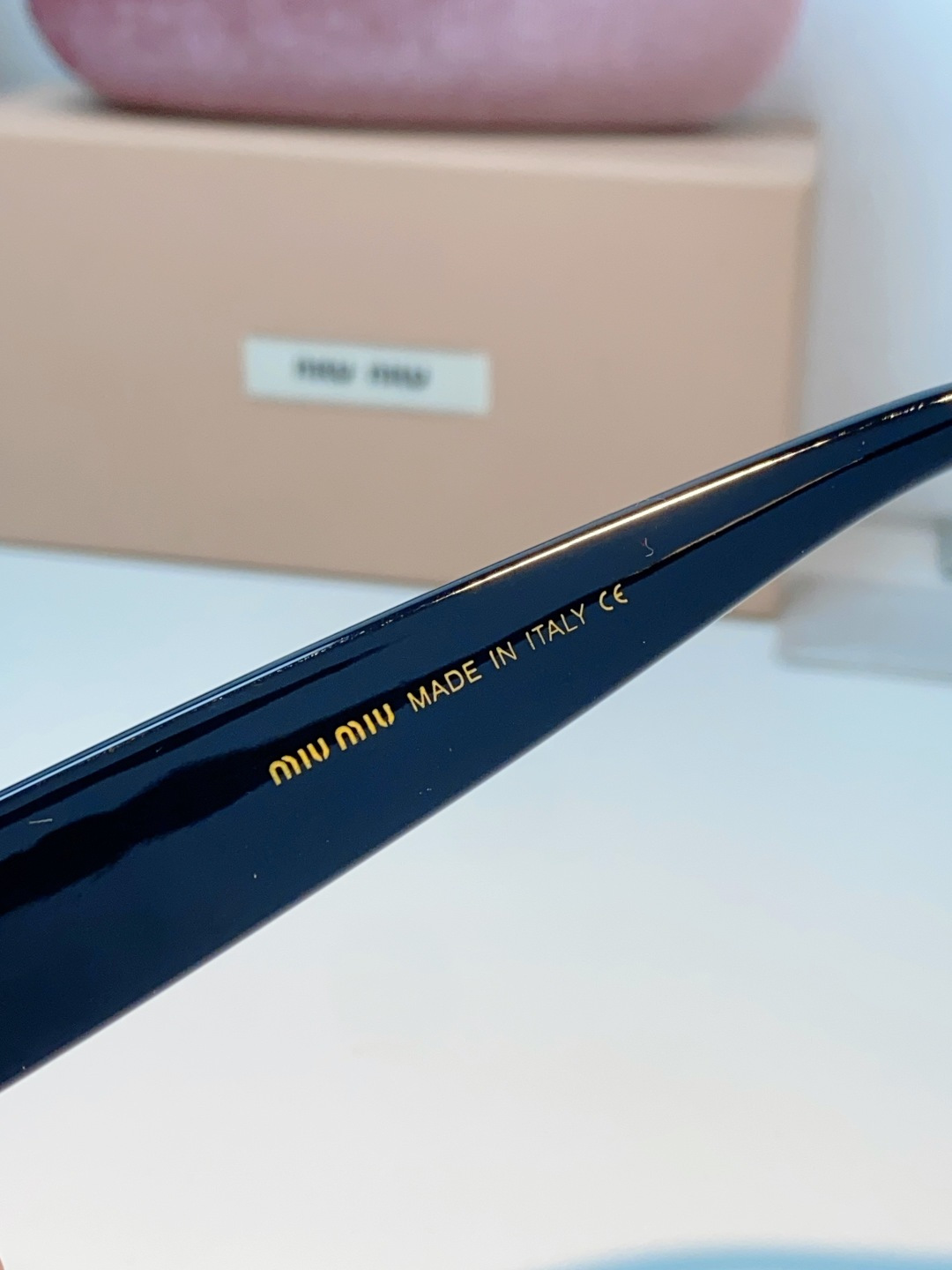 MiuMiu缪缪经典窄版小方框，自带90s复古摩登腔调，利落框型巧妙修饰脸型，瘦脸又精致，上脸秒变清冷千金感，可盐可甜适