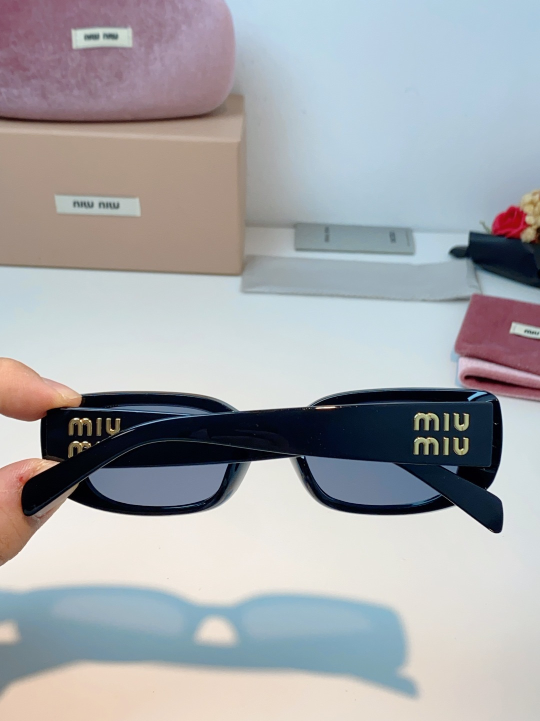 MiuMiu缪缪经典窄版小方框，自带90s复古摩登腔调，利落框型巧妙修饰脸型，瘦脸又精致，上脸秒变清冷千金感，可盐可甜适