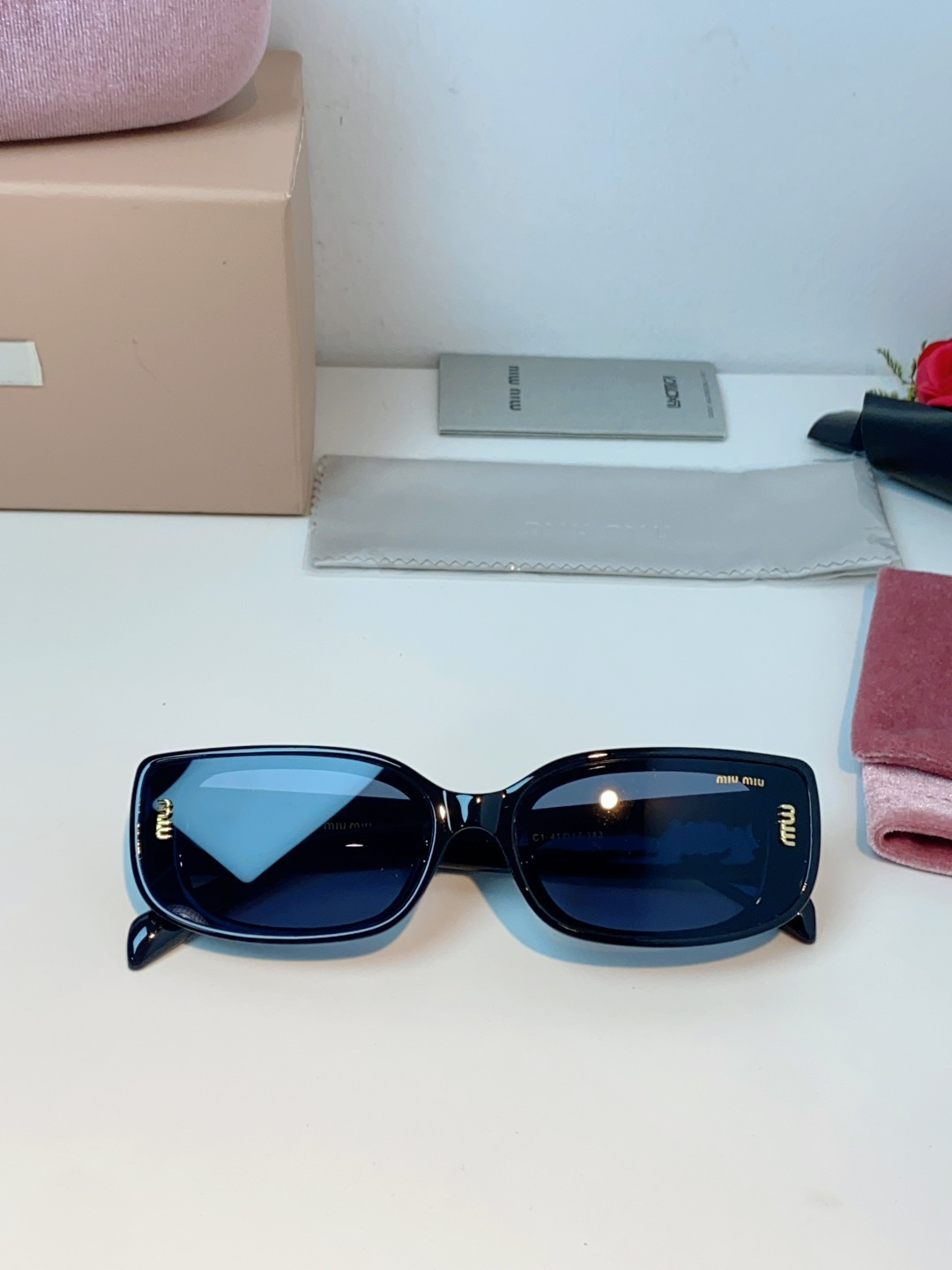 MiuMiu缪缪经典窄版小方框，自带90s复古摩登腔调，利落框型巧妙修饰脸型，瘦脸又精致，上脸秒变清冷千金感，可盐可甜适