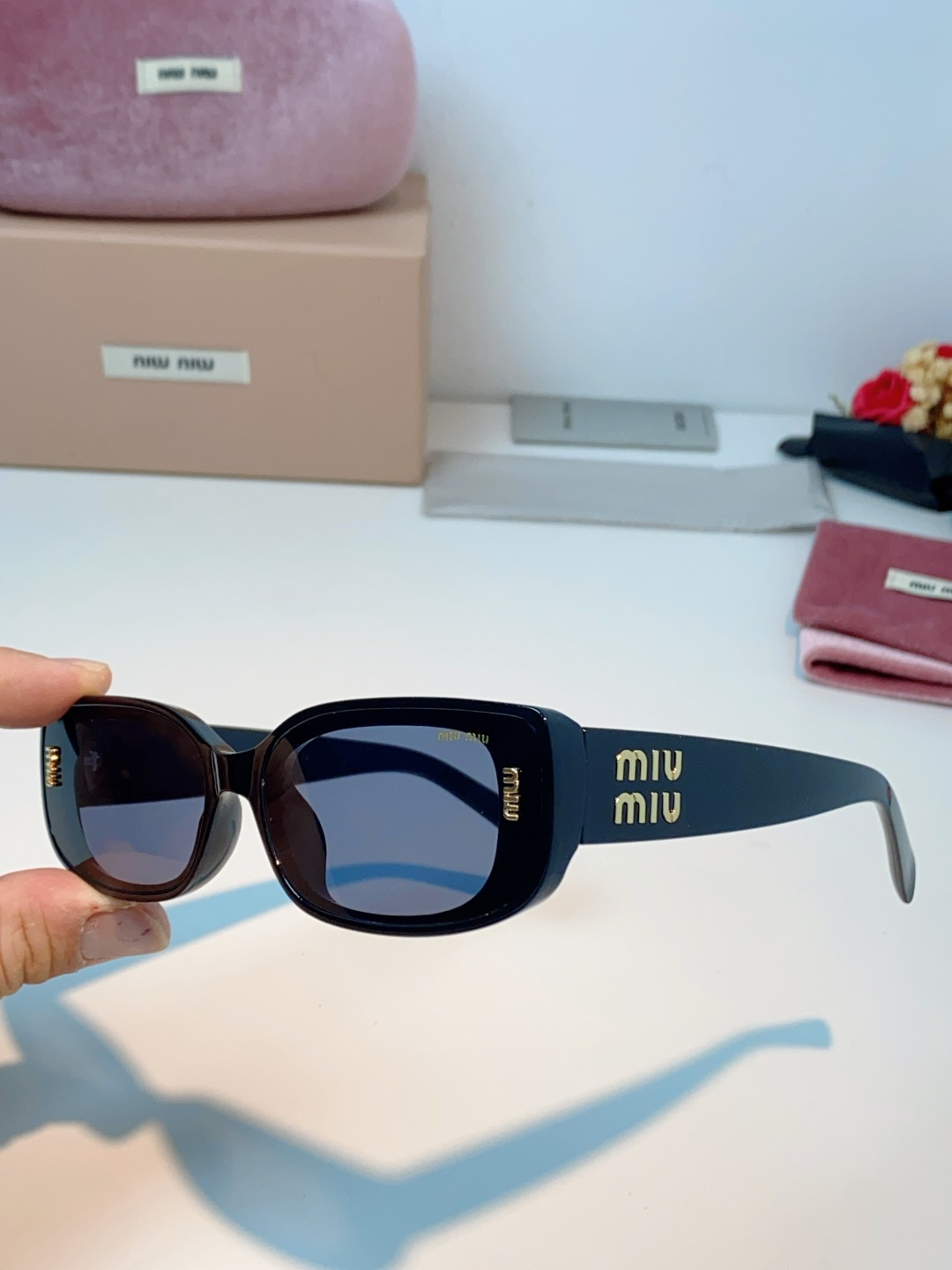 MiuMiu缪缪经典窄版小方框，自带90s复古摩登腔调，利落框型巧妙修饰脸型，瘦脸又精致，上脸秒变清冷千金感，可盐可甜适