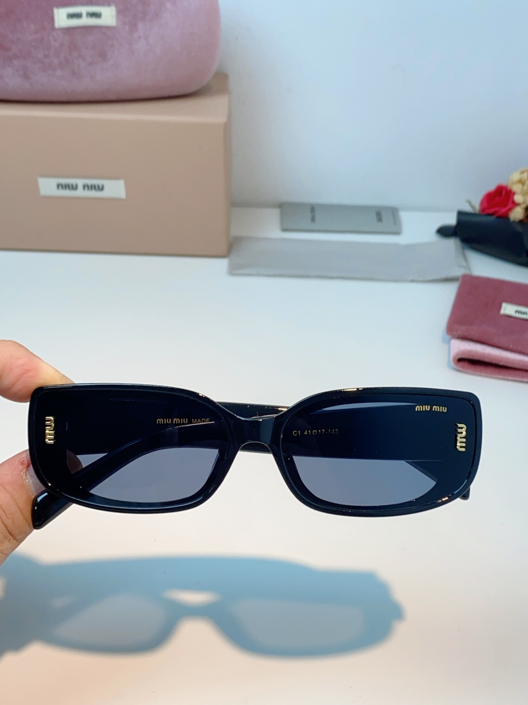 MiuMiu缪缪经典窄版小方框，自带90s复古摩登腔调，利落框型巧妙修饰脸型，瘦脸又精致，上脸秒变清冷千金感，可盐可甜适