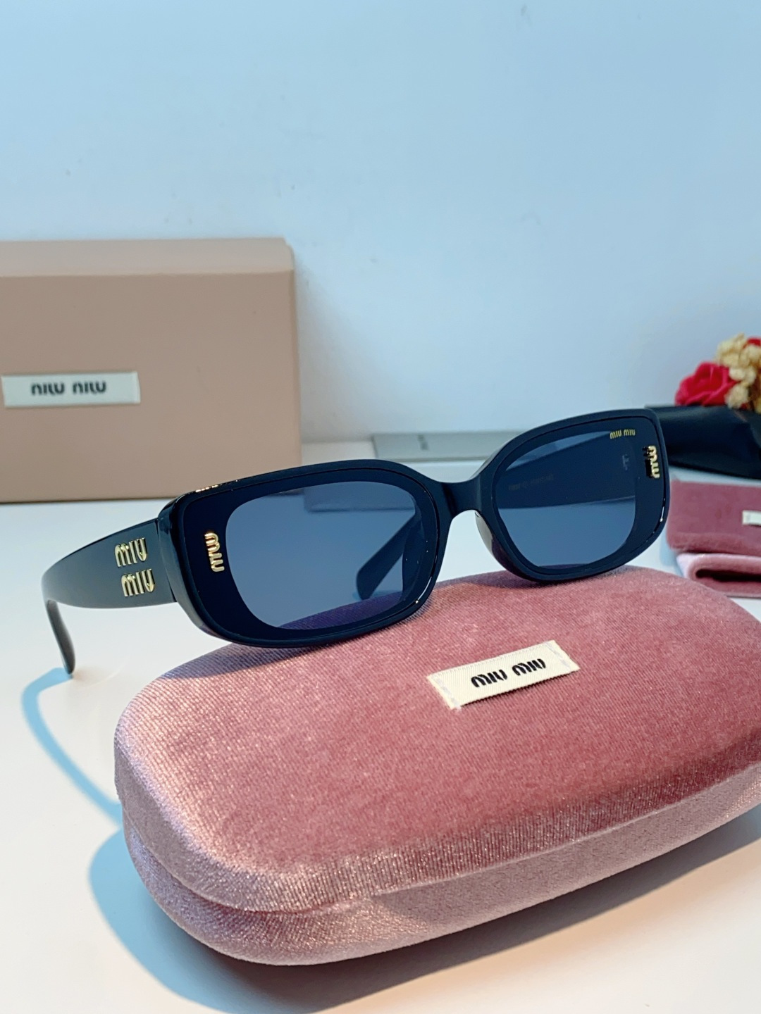 MiuMiu缪缪经典窄版小方框，自带90s复古摩登腔调，利落框型巧妙修饰脸型，瘦脸又精致，上脸秒变清冷千金感，可盐可甜适