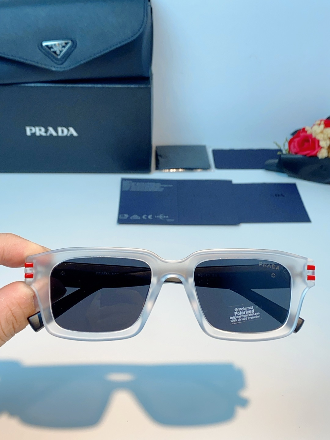 Prada普拉达 2026新款 高版镜框自带磨砂雾面质感，更显低调高级，不易沾指纹，日常打理超省心。利落