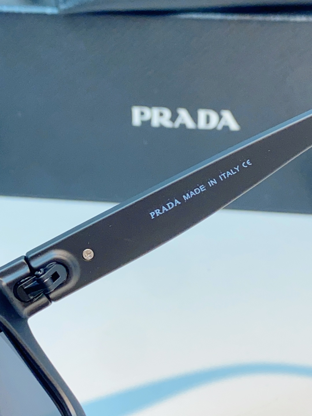 Prada普拉达 2026新款 高版镜框自带磨砂雾面质感，更显低调高级，不易沾指纹，日常打理超省心。利落